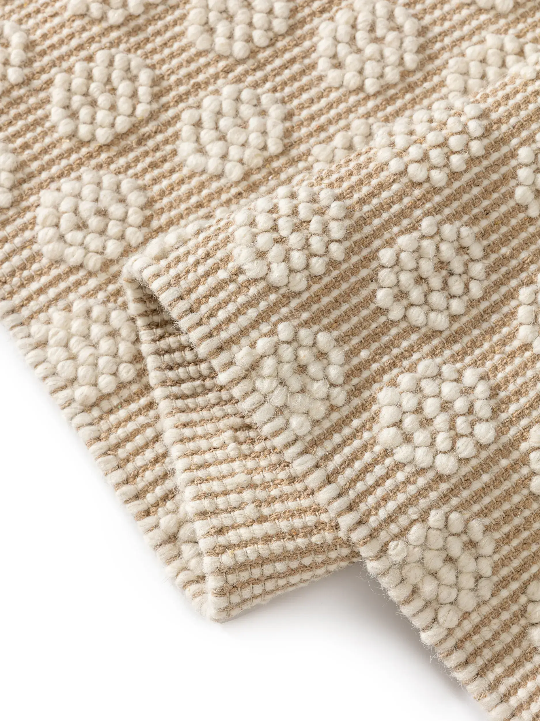 Teppich aus 60% Wolle, 40% Baumwolle in Beige mit 60% Wolle, 40% Baumwolle hohem Flor von Lytte