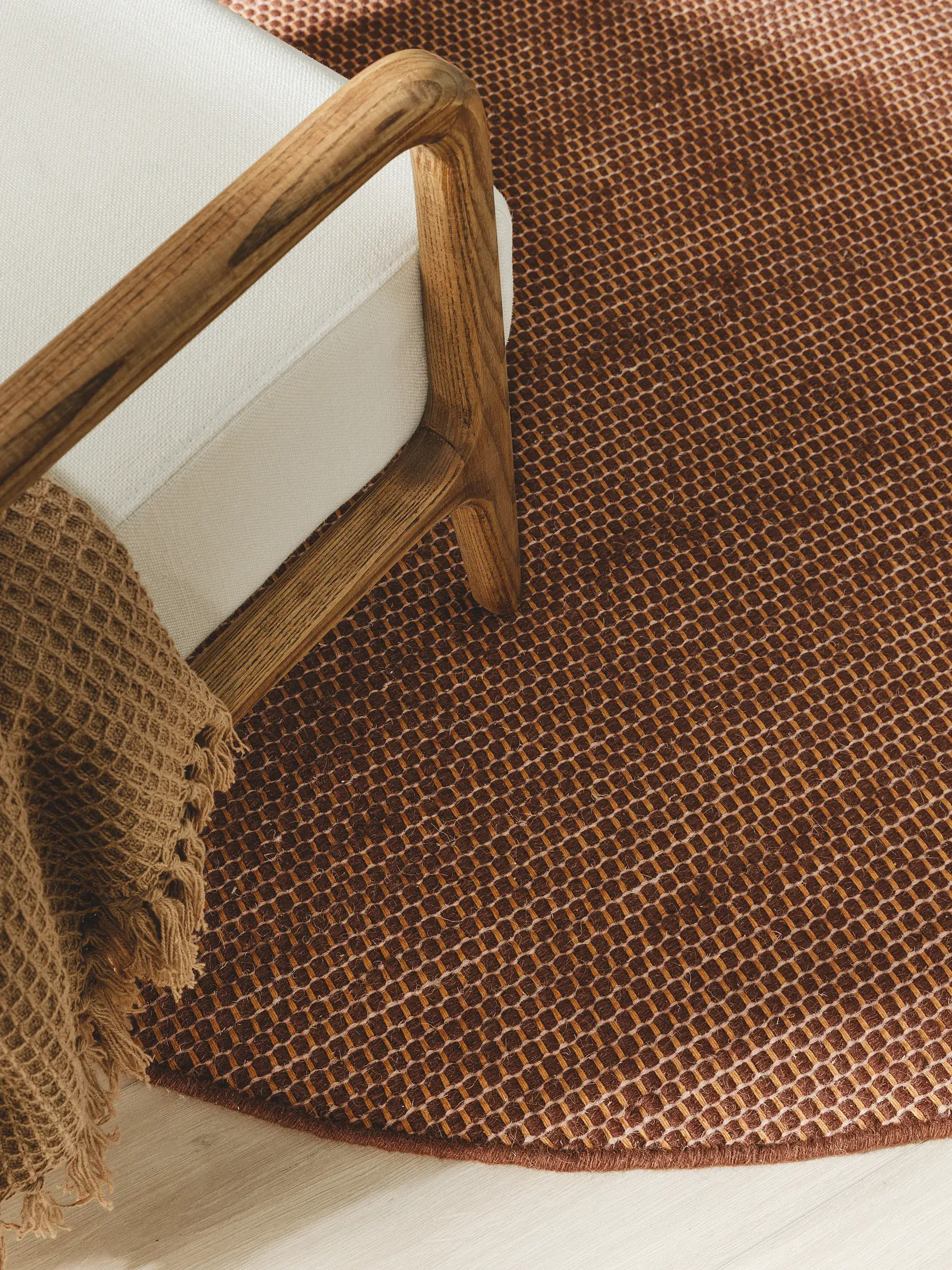 Teppich aus 80% Wolle, 20% Baumwolle in Braun mit 80% Wolle, 20% Baumwolle hohem Flor von benuta Pure