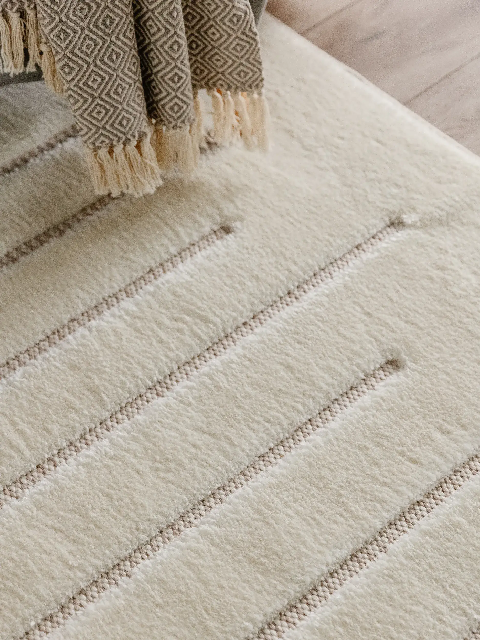 Matto 63% Polyester, 37% Polypropylena värissä Weiß 63% Polyester, 37% Polypropylen korkealla nukalla merkiltä benuta Basic