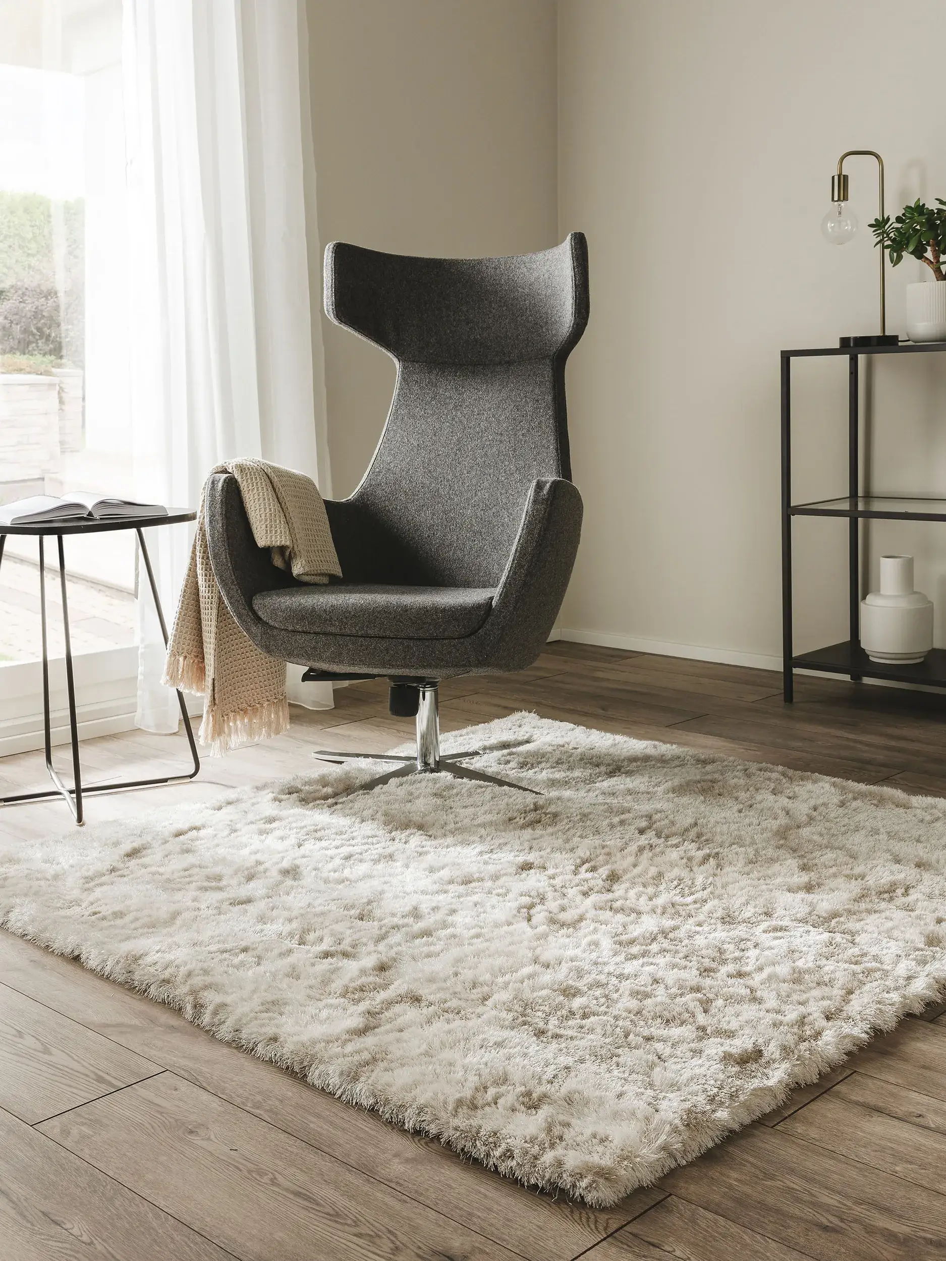 Teppich aus 100% Polyester in Beige mit 100% Polyester hohem Flor von benuta Nest