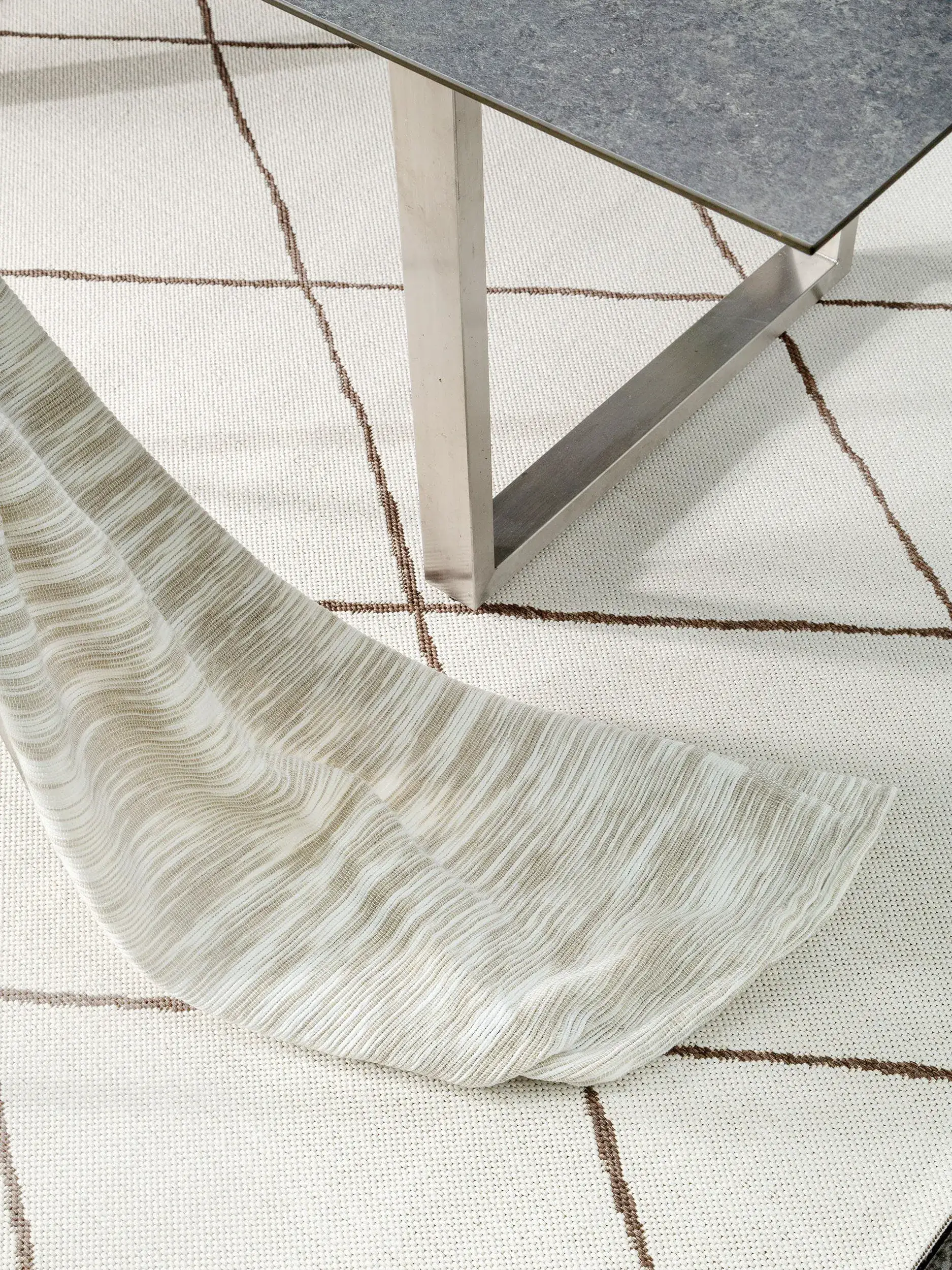 Tappeto di 100% Polipropilene in Beige con pelo alto 100% Polipropilene da benuta nest