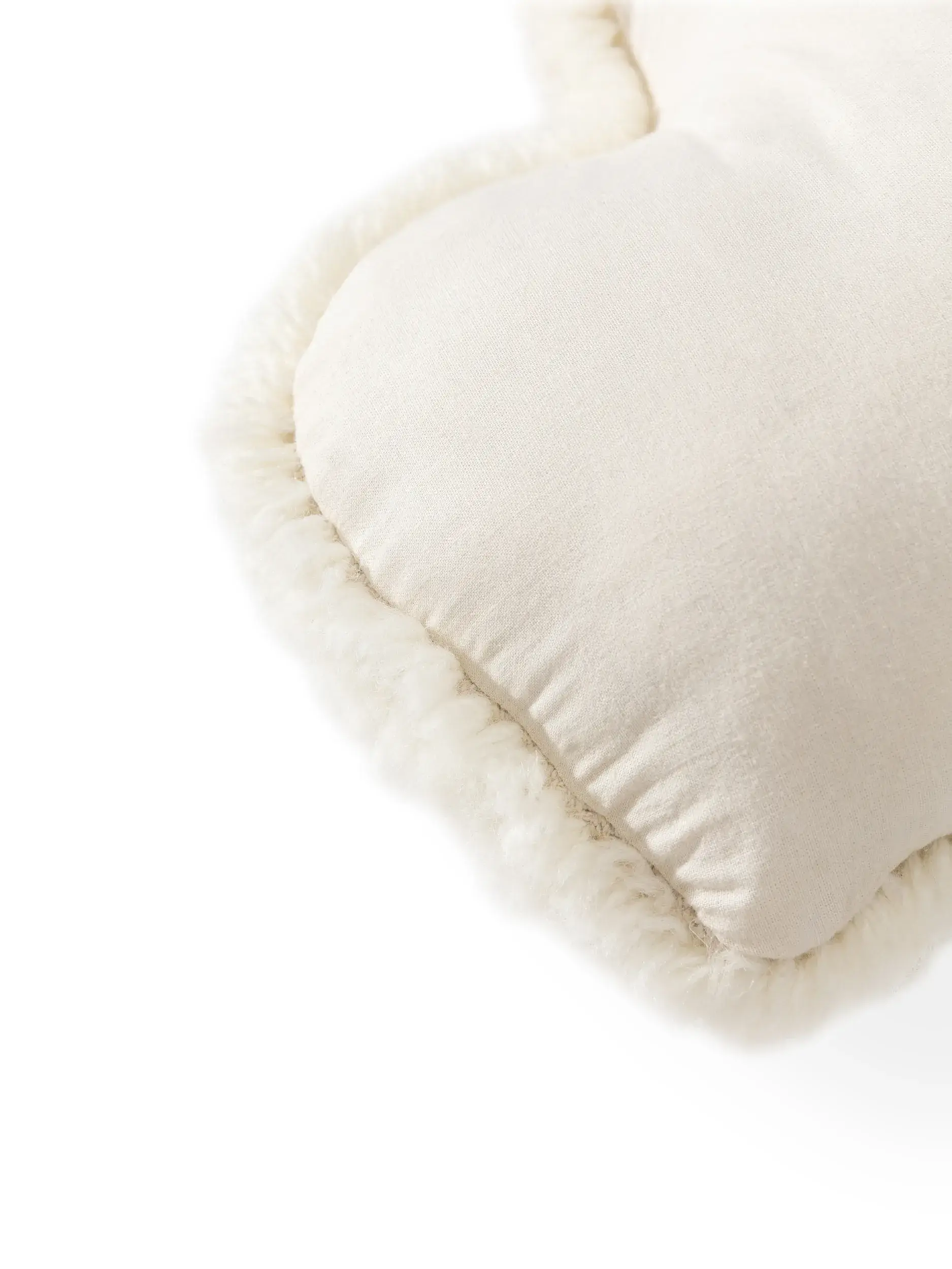 Kissen Lumi Cream Kindermotive-suunnittelussa, valmistettu 100 % villaa (Uudesta-Seelannista)ista, Lyttein toimesta