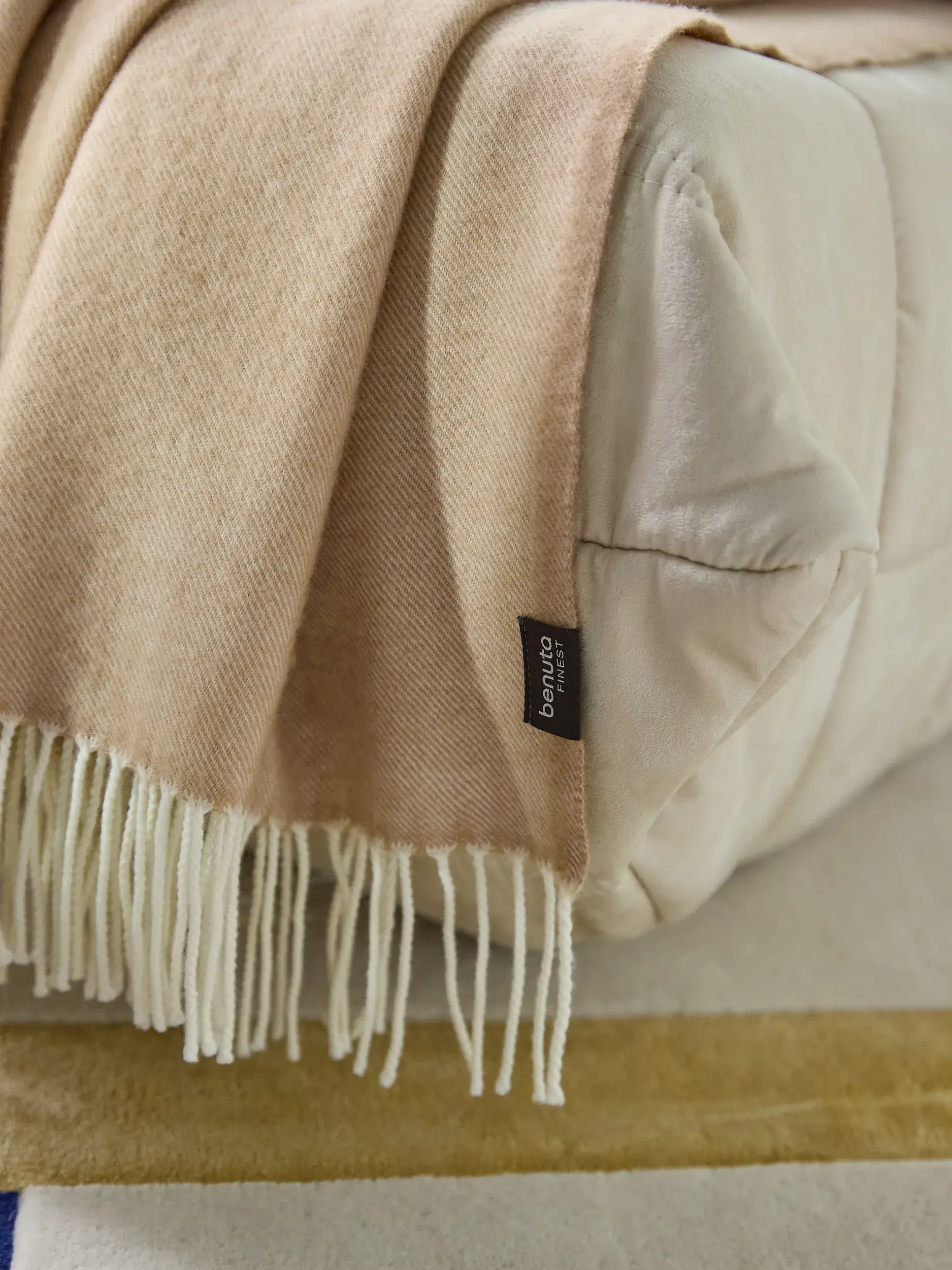 Victoria Lysebrun fra benuta Finest