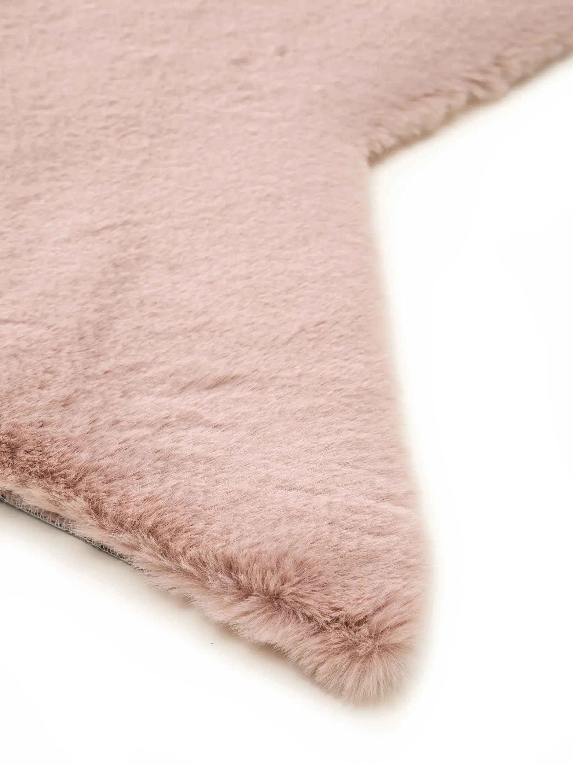 Matto 100% Polyestera värissä Rosa 100% Polyester korkealla nukalla merkiltä Lytte