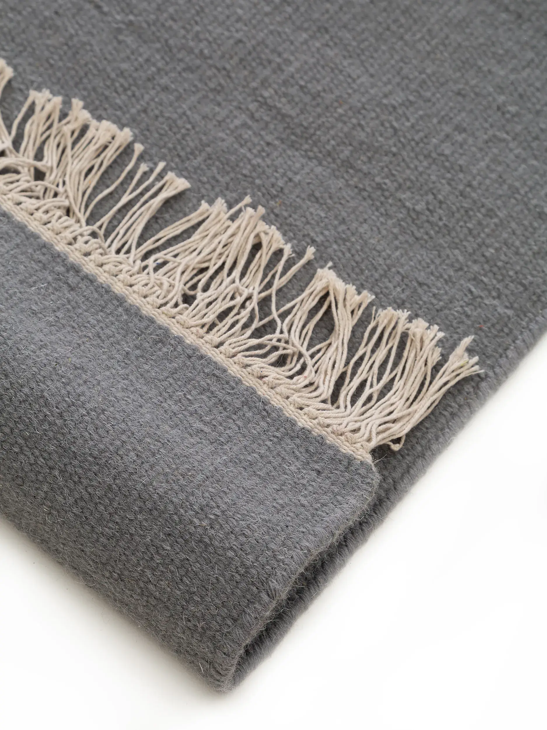 Teppich aus 80% Wolle, 20% Baumwolle in Grau mit 80% Wolle, 20% Baumwolle hohem Flor von benuta Pop