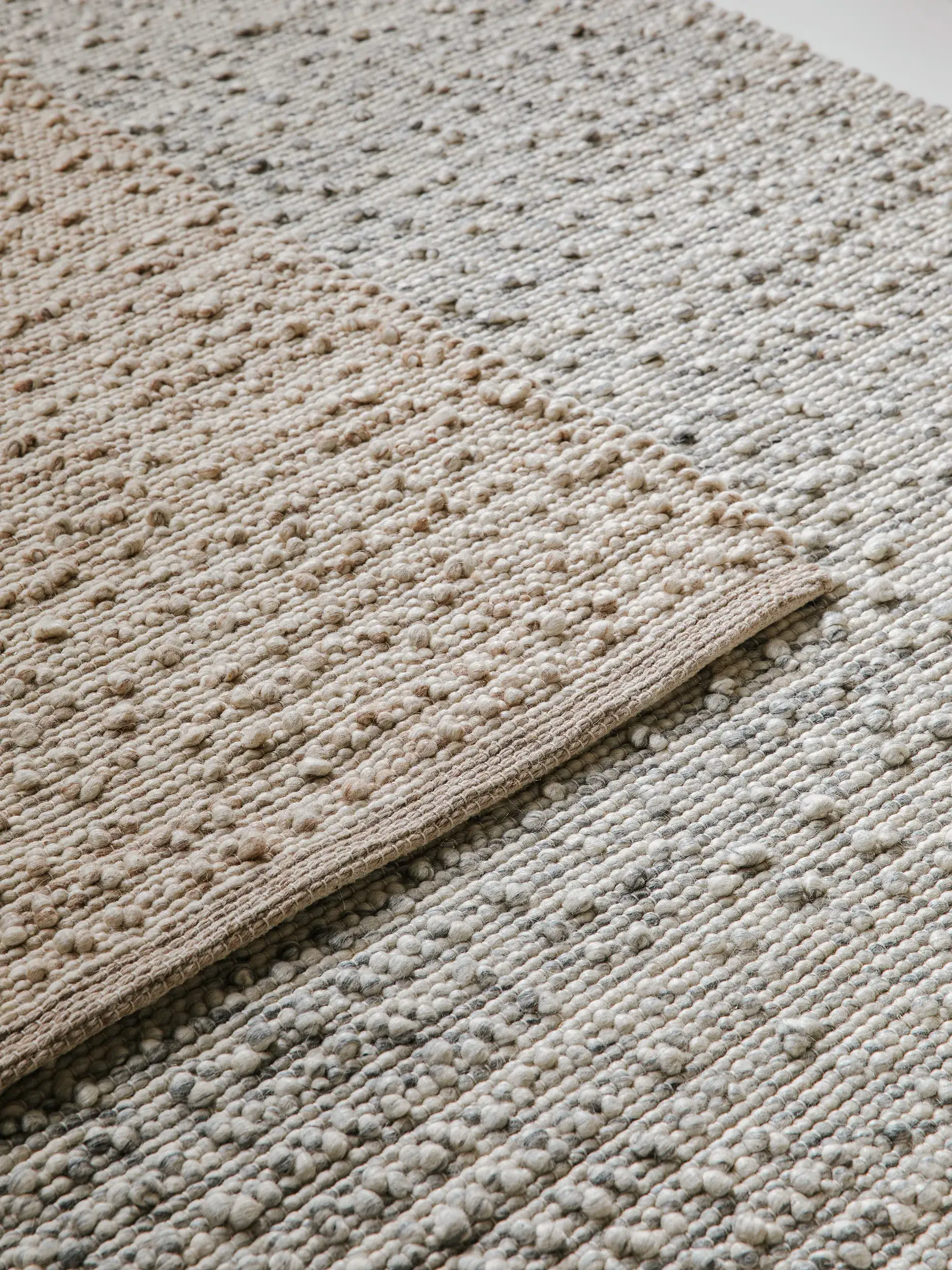 Rug made of 40% Wolle, 30% Baumwolle, 20% Polyester, 10% Viskose in Grau with a 40% Wolle, 30% Baumwolle, 20% Polyester, 10% Viskose high pile by benuta Pure