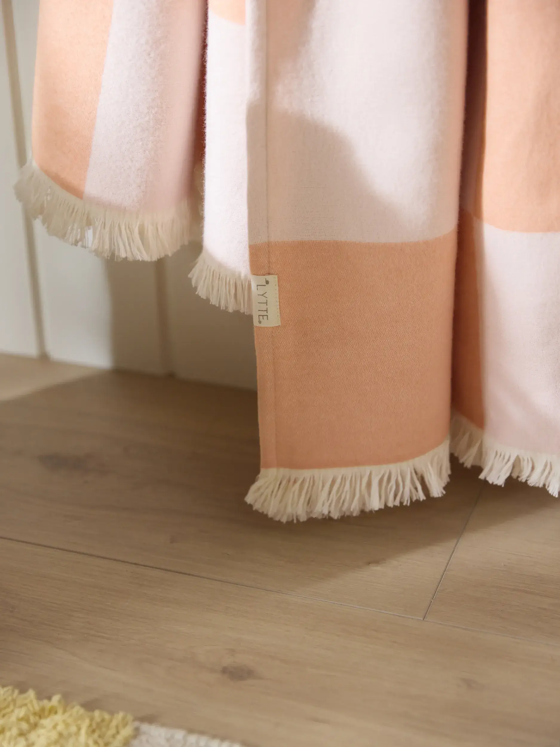 Baumwolldecke Caro Rosa im Design Geometrisch aus  von Lytte