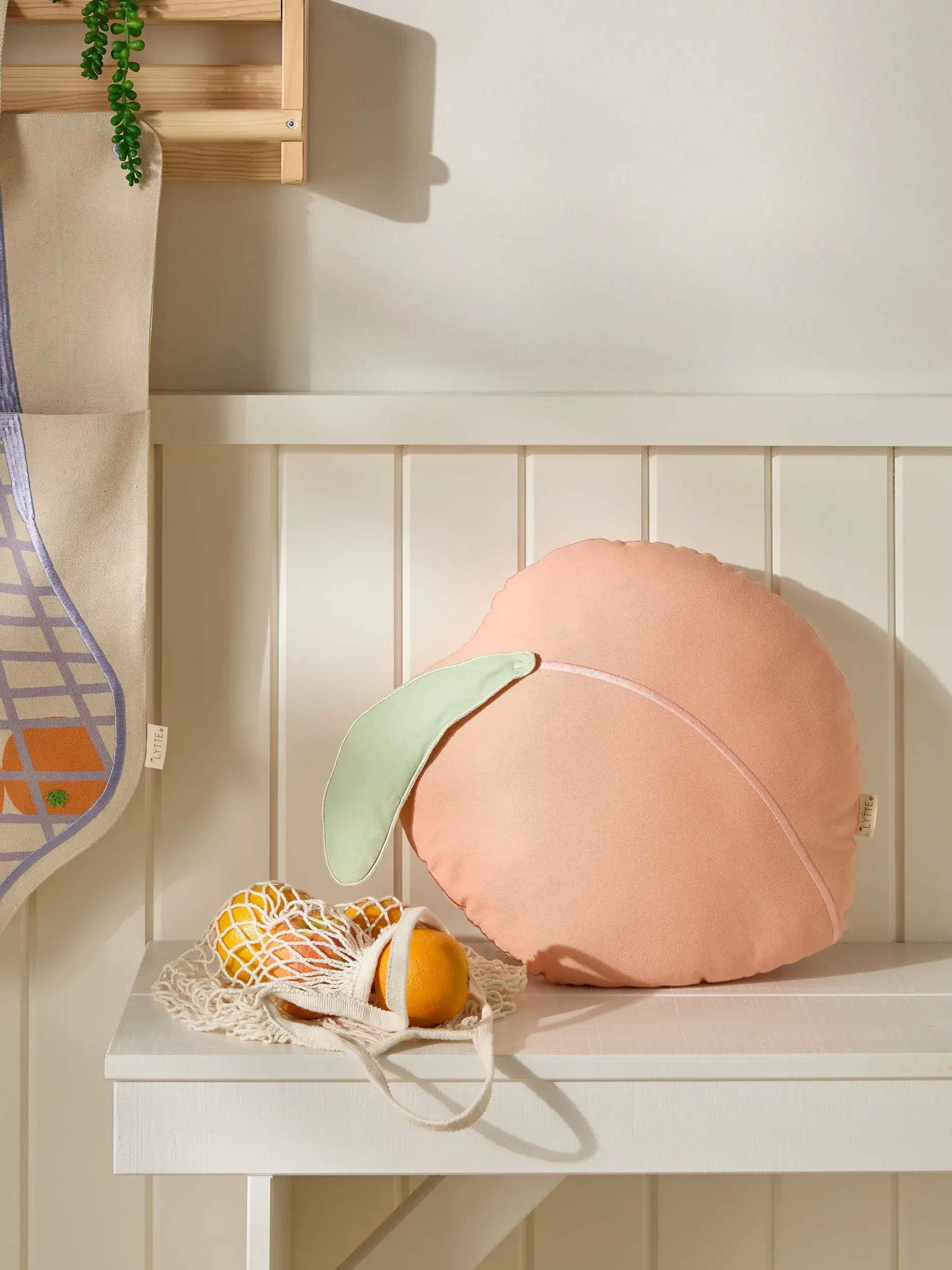 Polštář Franzi Meruňková od Lytte