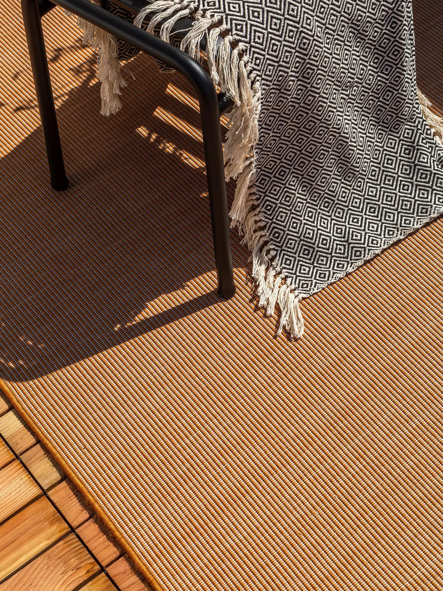 Teppich Nillo aus 100% Polyester (recyceltes PET) in Orange von benuta Pop