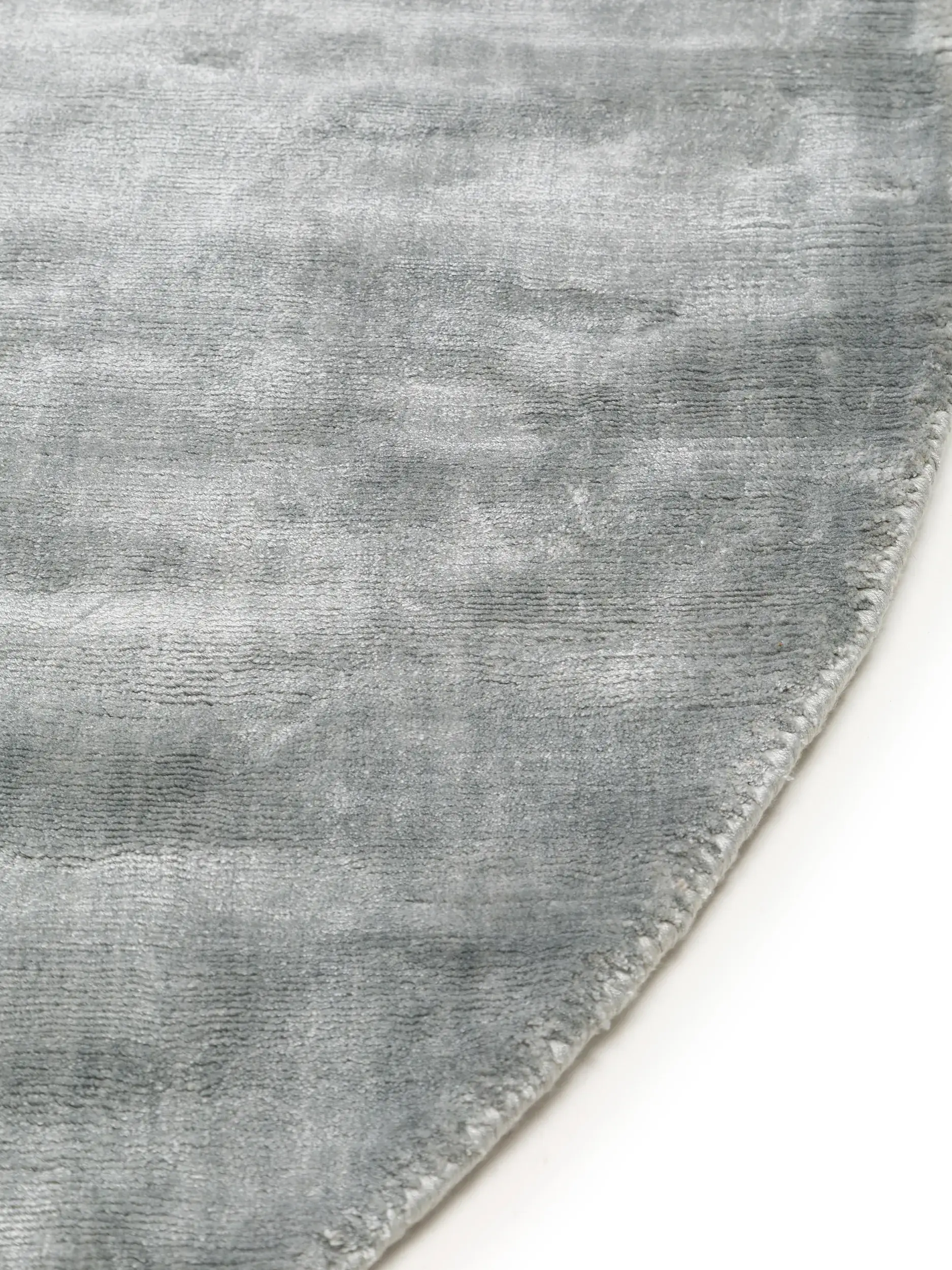 Teppich Nela aus 100% Viskose in Grau von benuta Pure