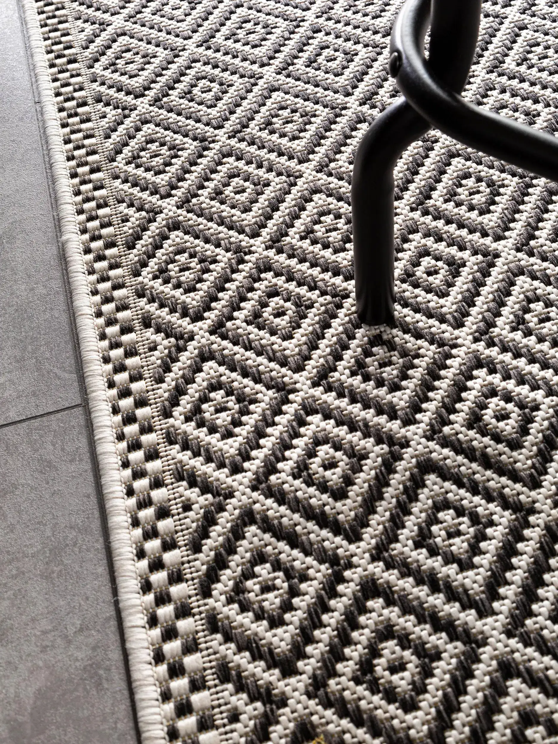 Teppich aus 100% Polypropylen in Schwarz/Weiß mit 100% Polypropylen hohem Flor von benuta Nest