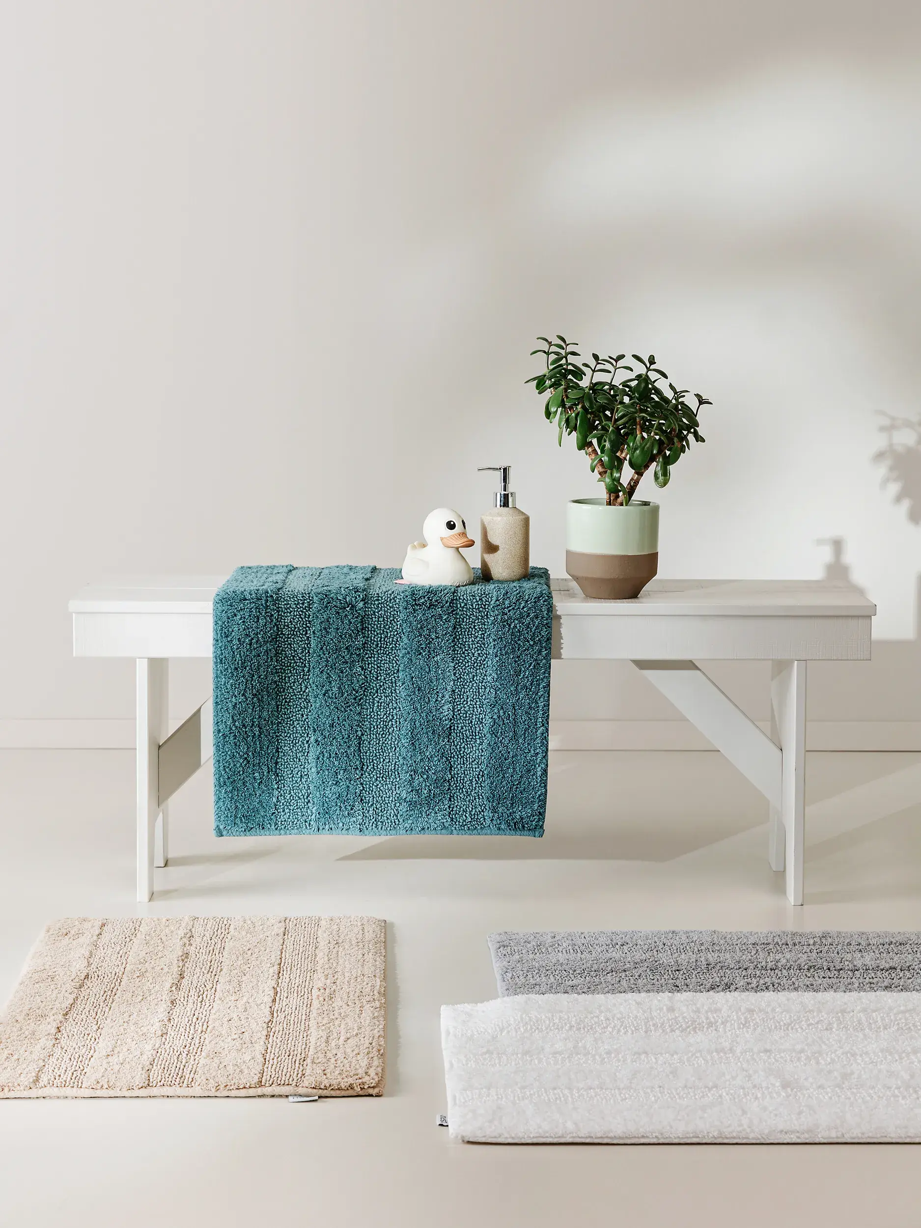 Badmatta Ilka Vit med Enfärgad-design i 100% Bomull från benuta nest