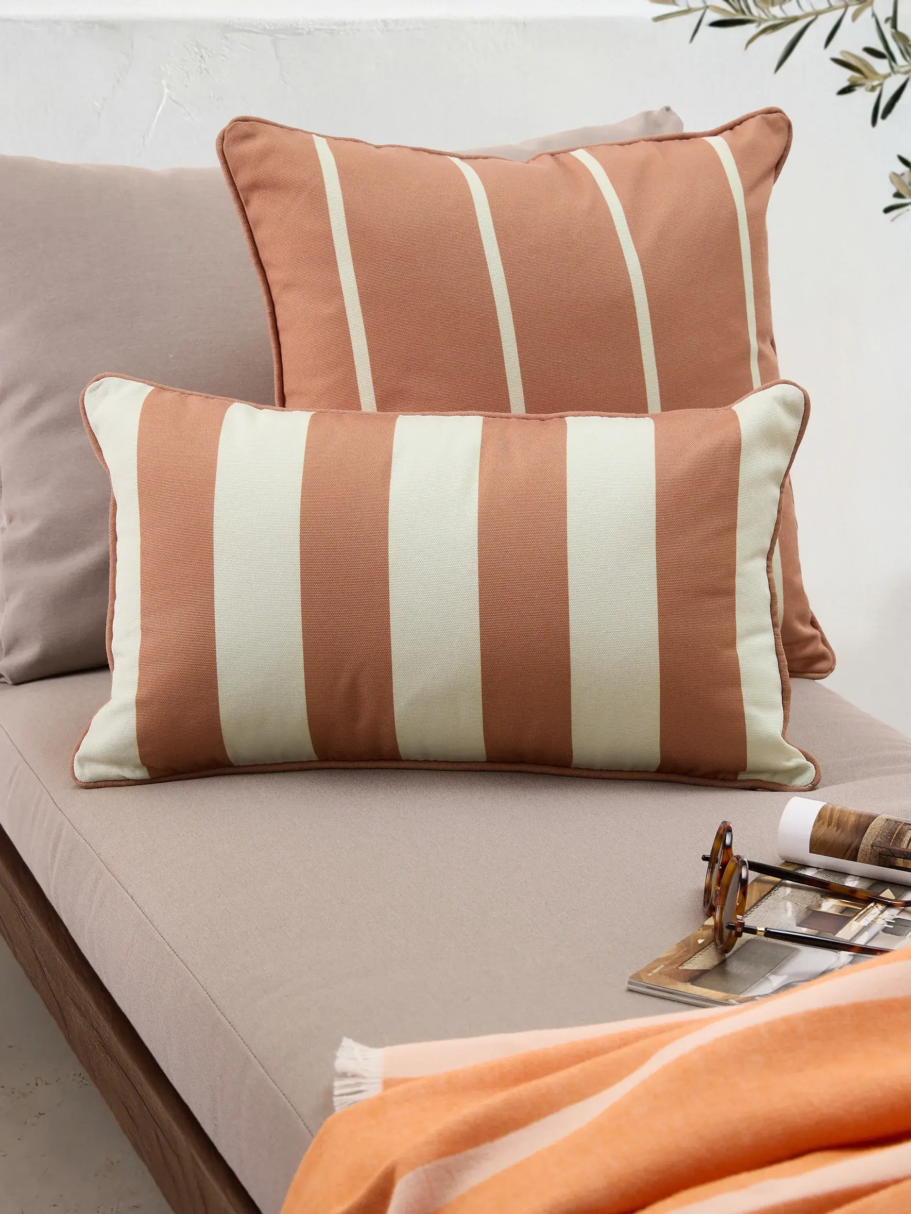 Indendørs- og udendørspude Reed Brun fra benuta nest