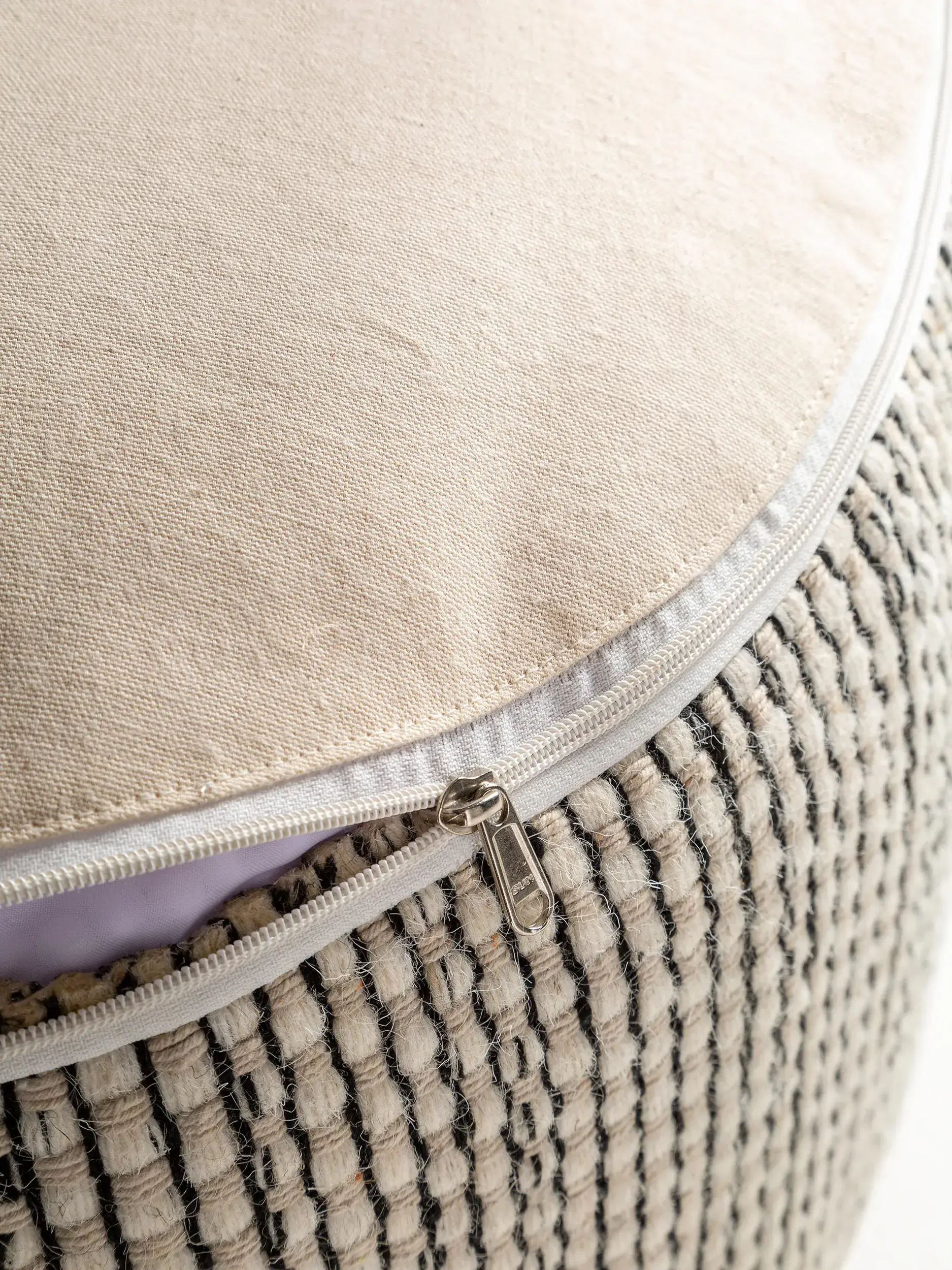 Handgjord ullpouf Rocco Beige/svart med Enfärgad-design i 80% Ull, 20% Bomull från benuta pure