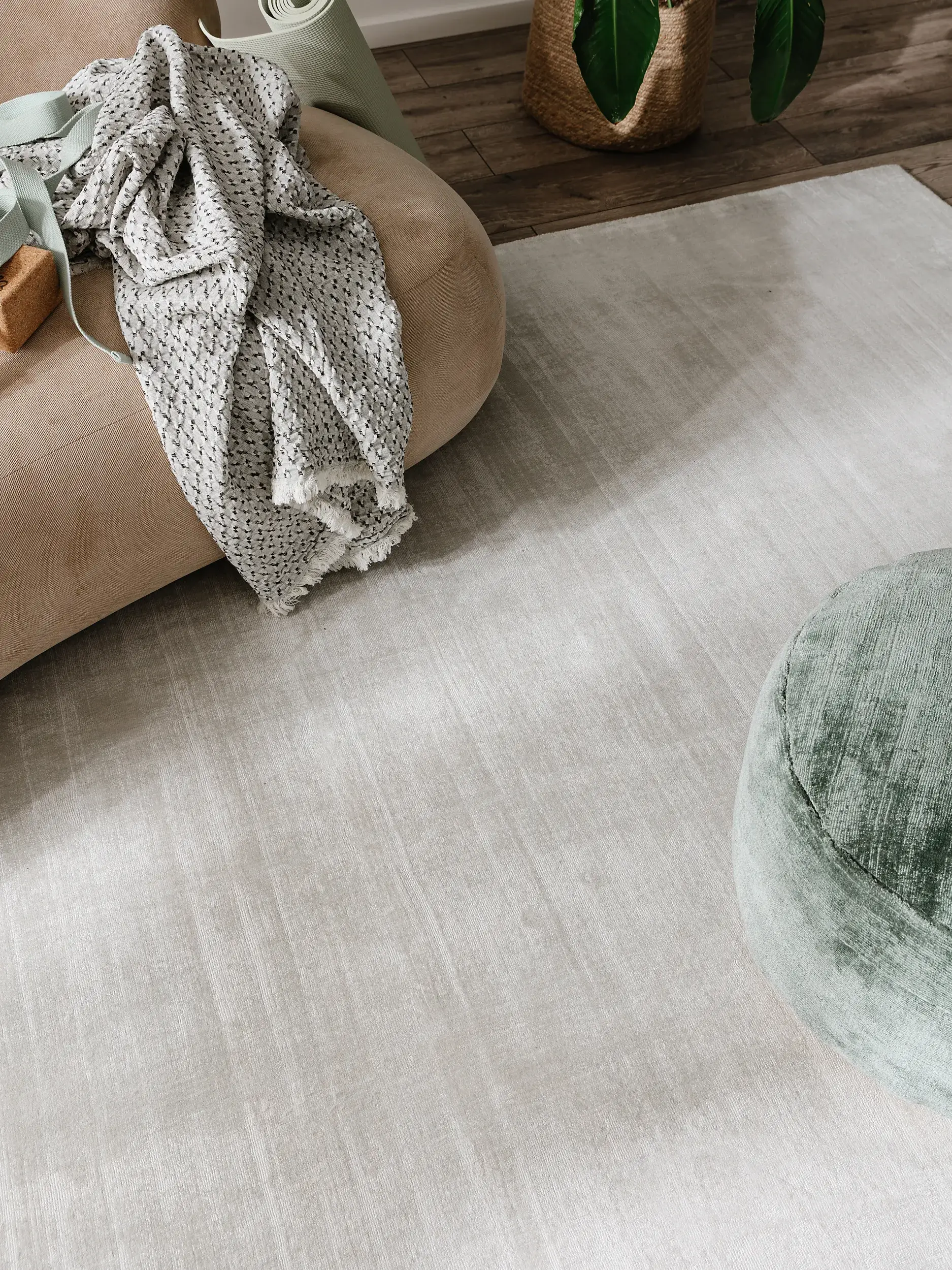 Tappeto di 100% Viscosa in Grigio con pelo alto 100% Viscosa da benuta pure