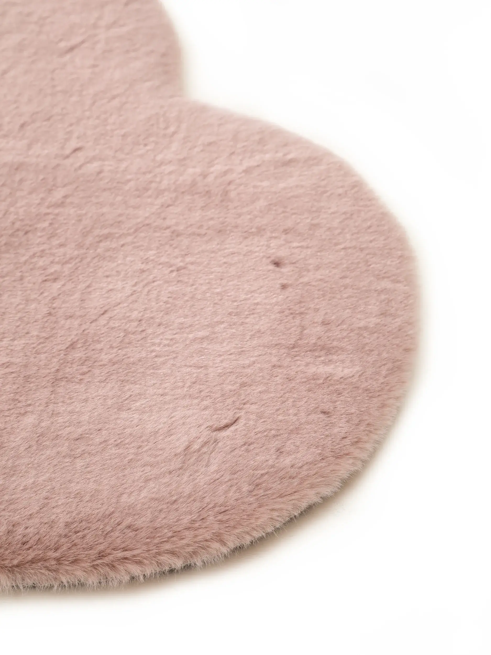 Rug made of 100% Polyester in Rosa with a 100% Polyester high pile by Lytte