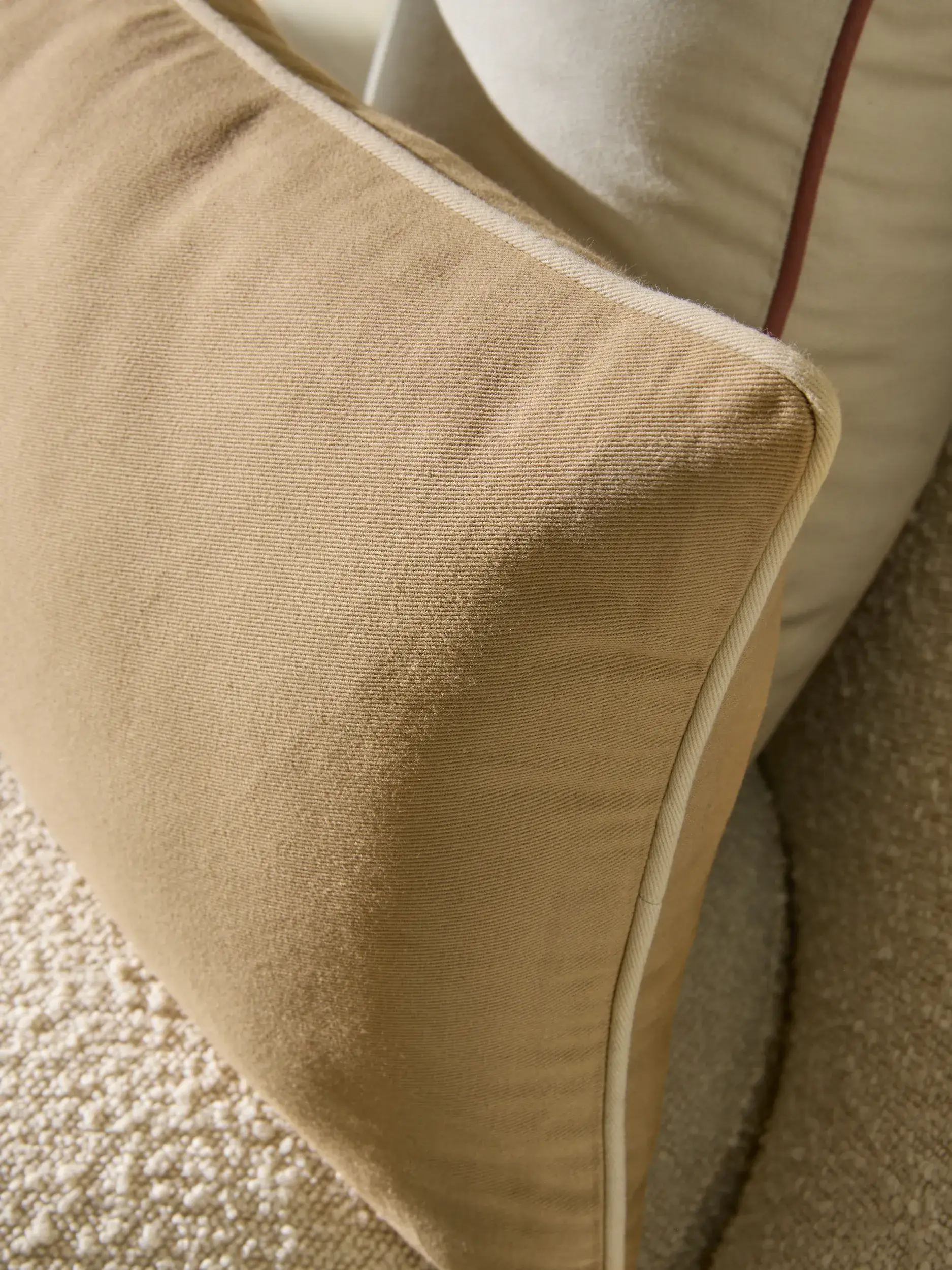 Pude Ines Beige/Cremehvid fra benuta pure