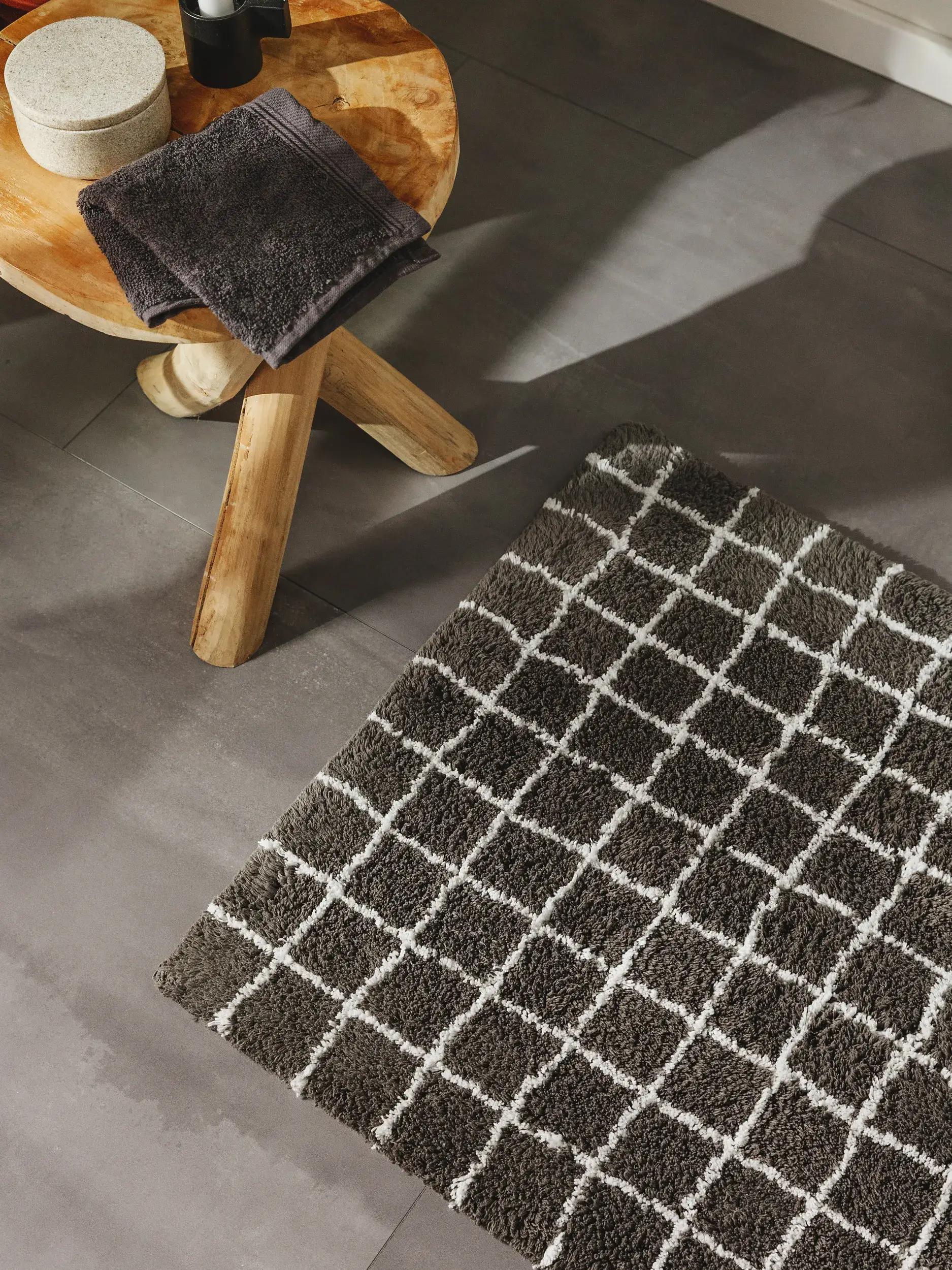 Alfombrilla de baño Wavu Gris con diseño de Acuadros en 100% Algodón de benuta nest