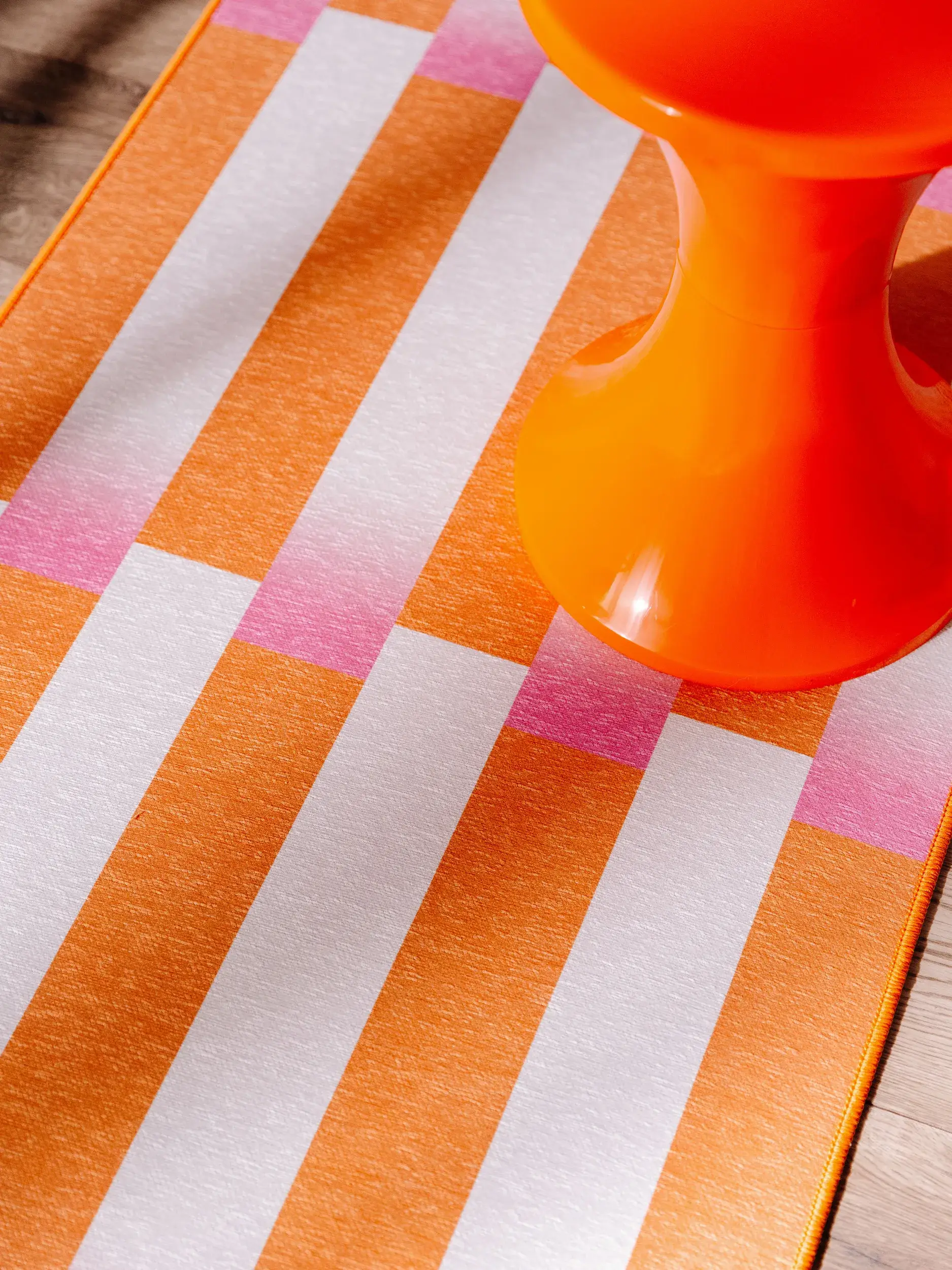 Alfombra de 100% Poliéster en Naranja con un pelo de {{Placeholder_Pile Height}} de altura de benuta POP