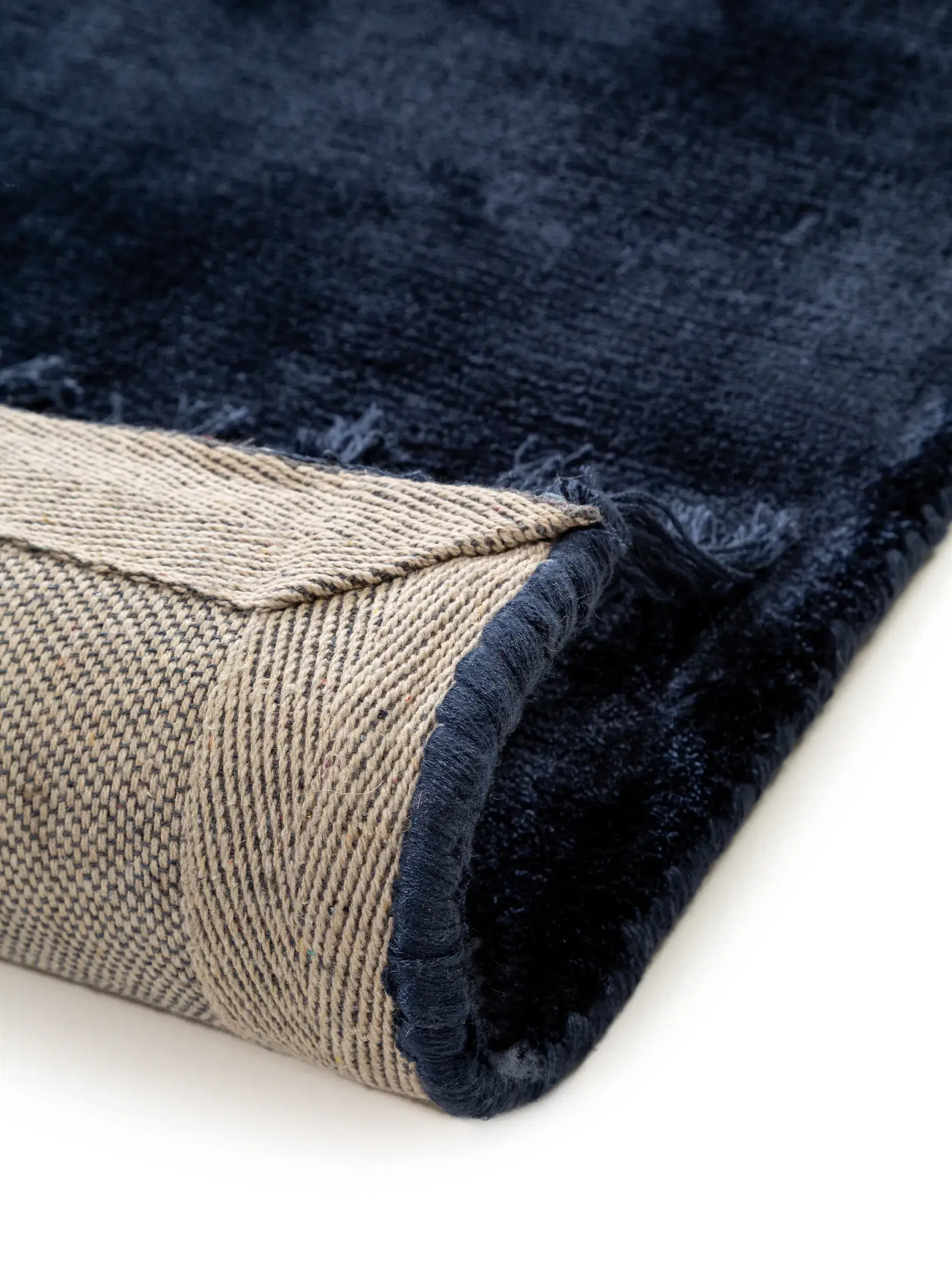Teppich aus 100% Viskose in Blau mit 100% Viskose hohem Flor von benuta Finest