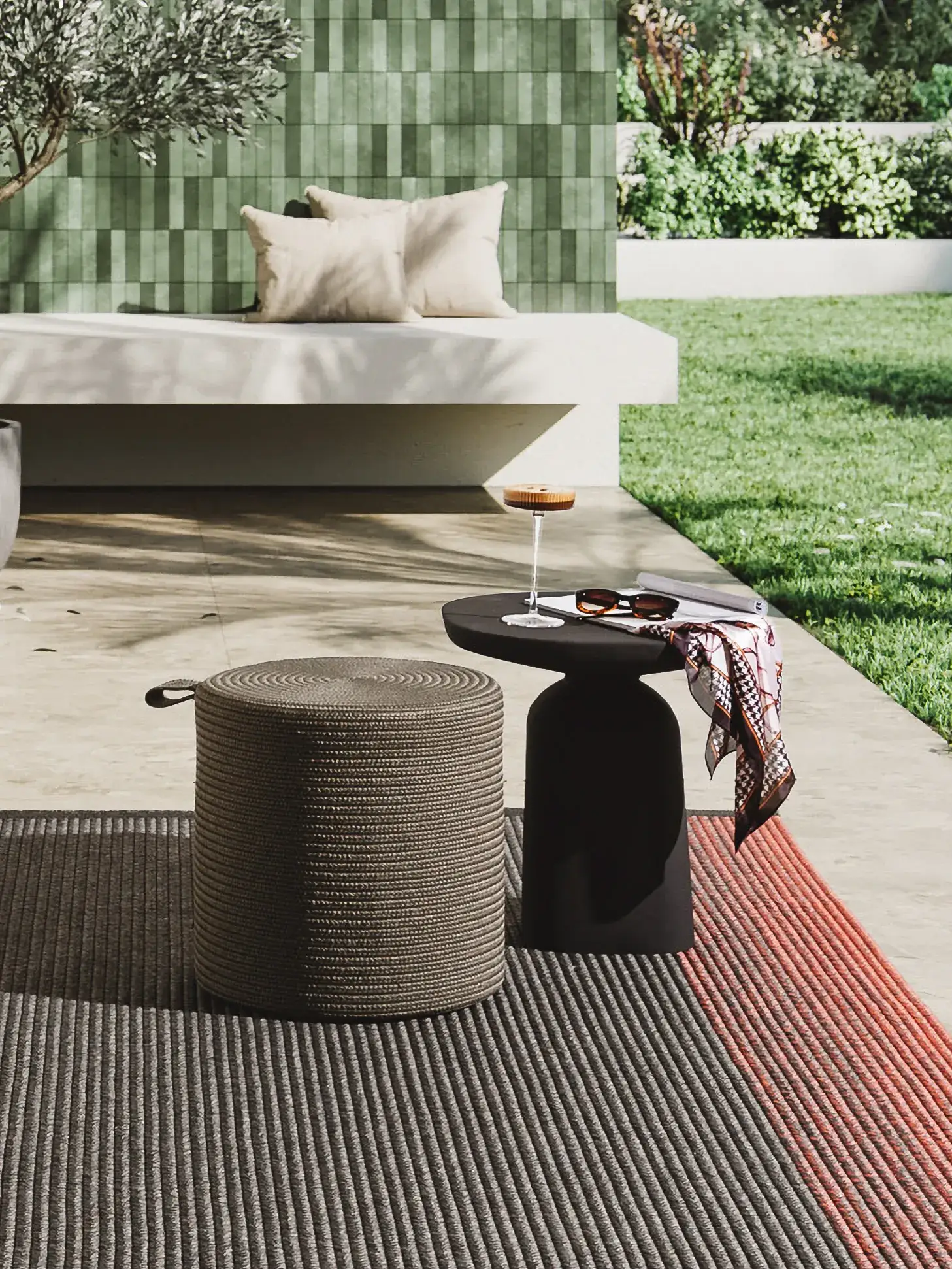 Puf de interior y exterior Noe Gris/Taupe con diseño de Sólido en 100% Polipropileno de benuta Finest