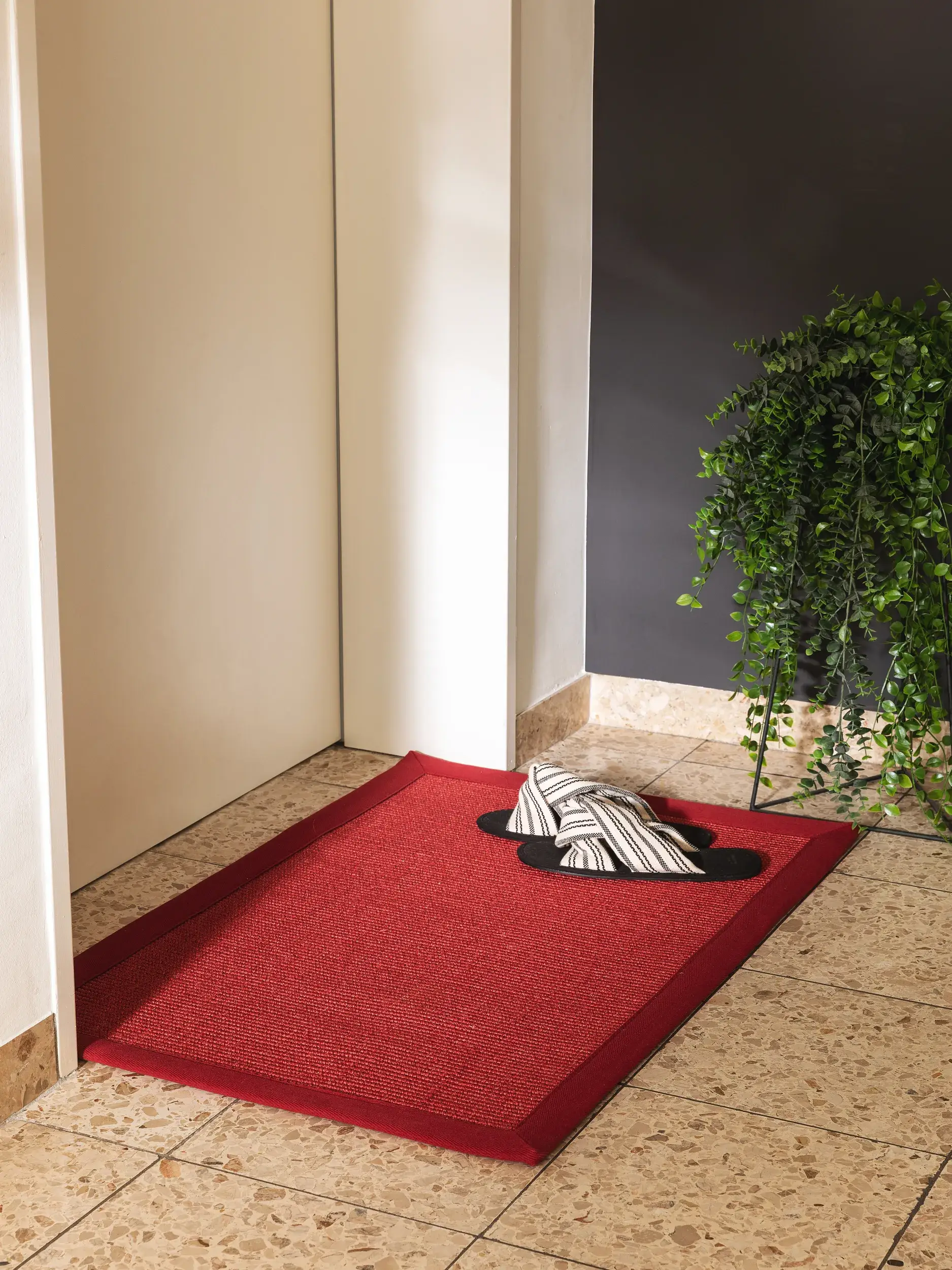 Fußmatte Sana Rot im Design Bordüre aus 100% Sisal von benuta Nest