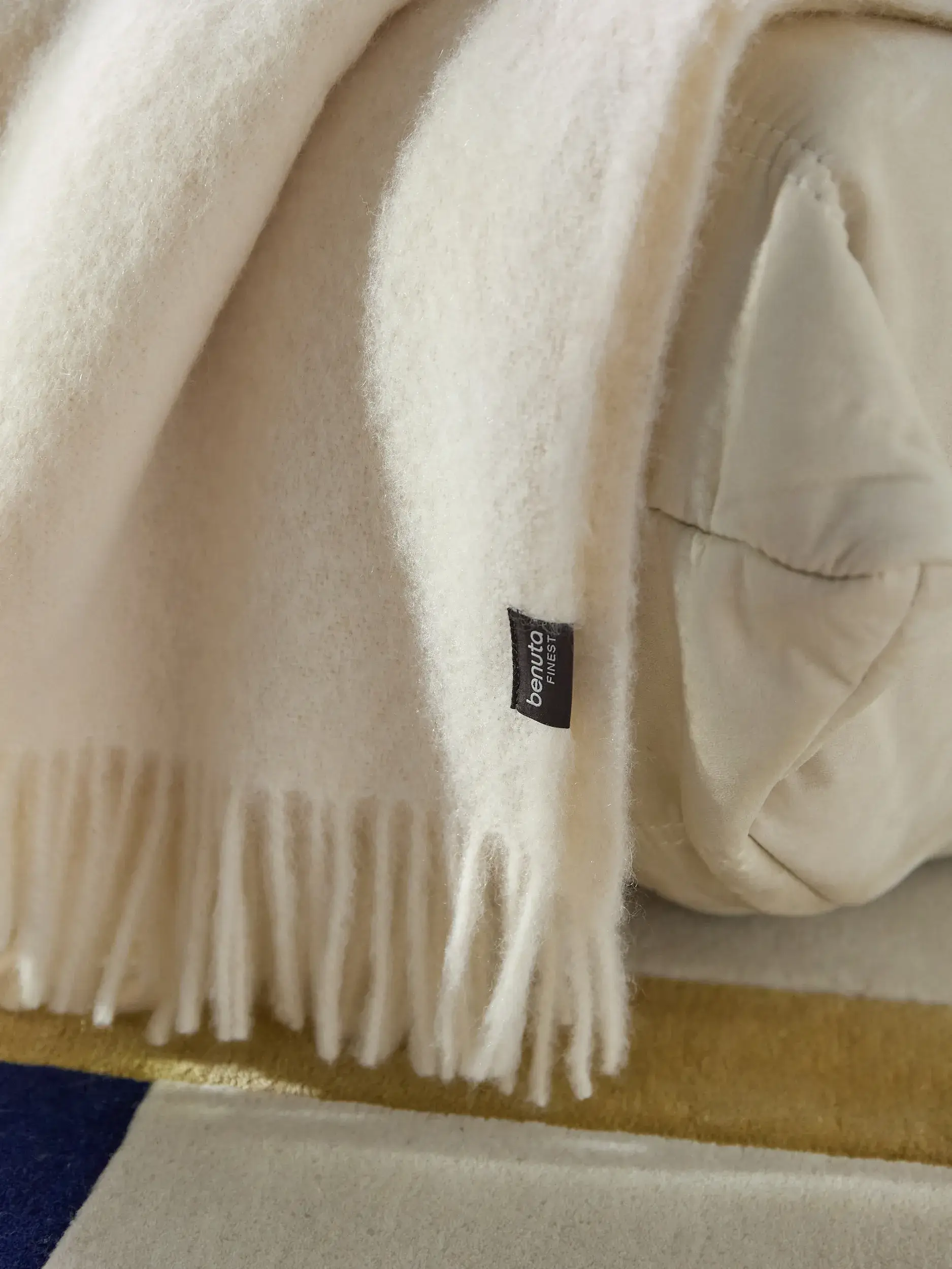 Otis Cremehvid fra benuta Finest