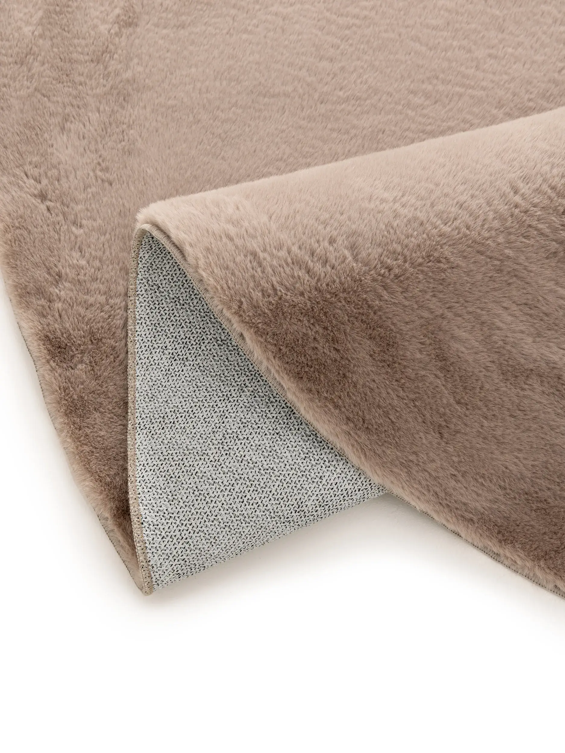 Rug made of 100% Polyester in Taupe with a 100% Polyester high pile by benuta Basic