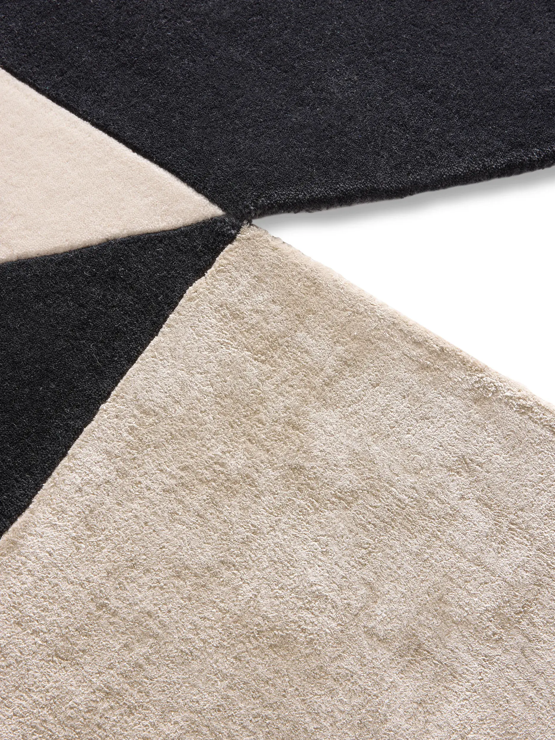 Matto 70% Villa, 30% Lyocell (Tencel™)a värissä Musta/valkoinen 70% Villa, 30% Lyocell (Tencel™) korkealla nukalla merkiltä benuta Finest