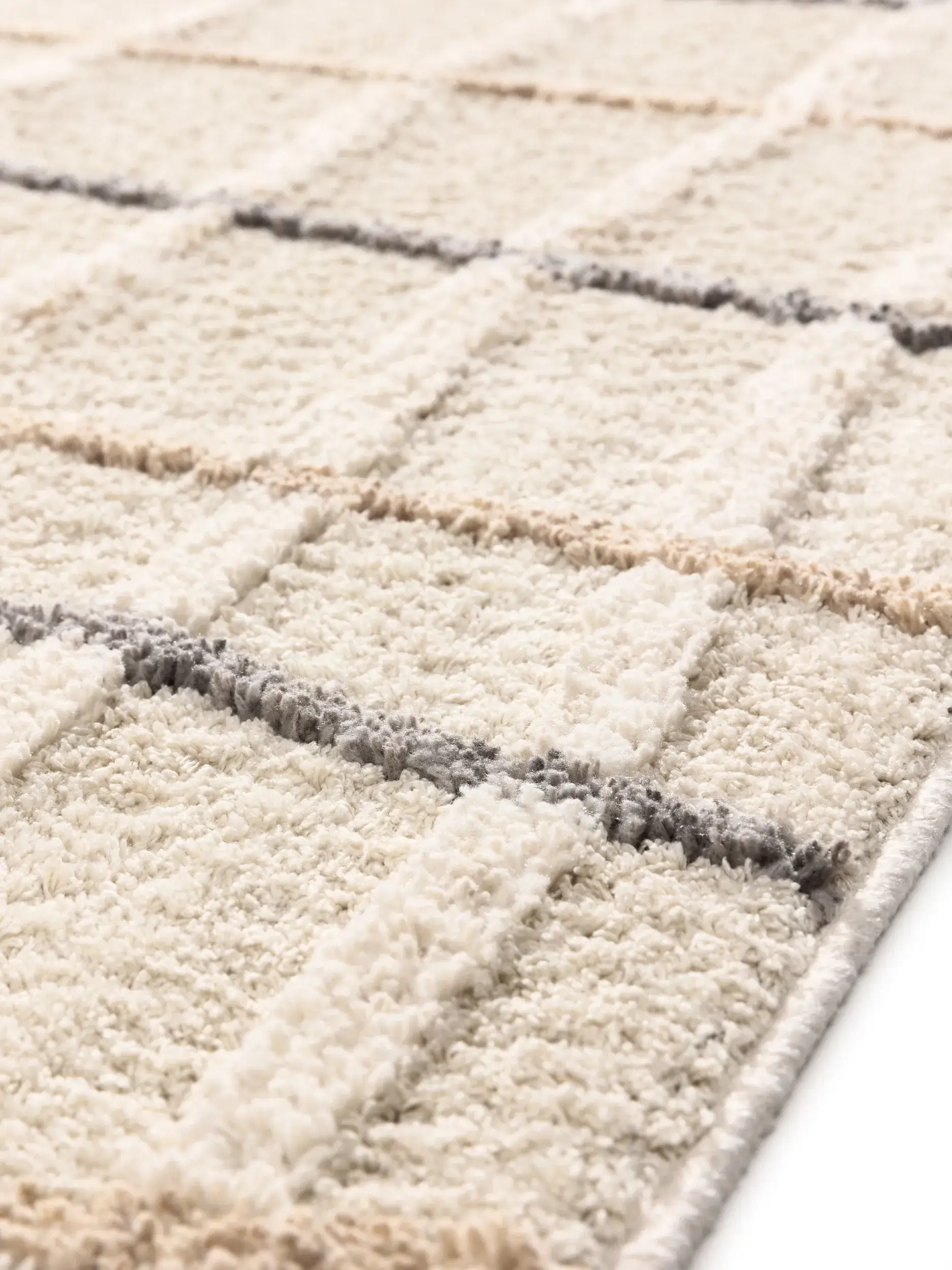 Rug made of 100% Polyester in White with a 100% Polyester high pile by benuta Pop