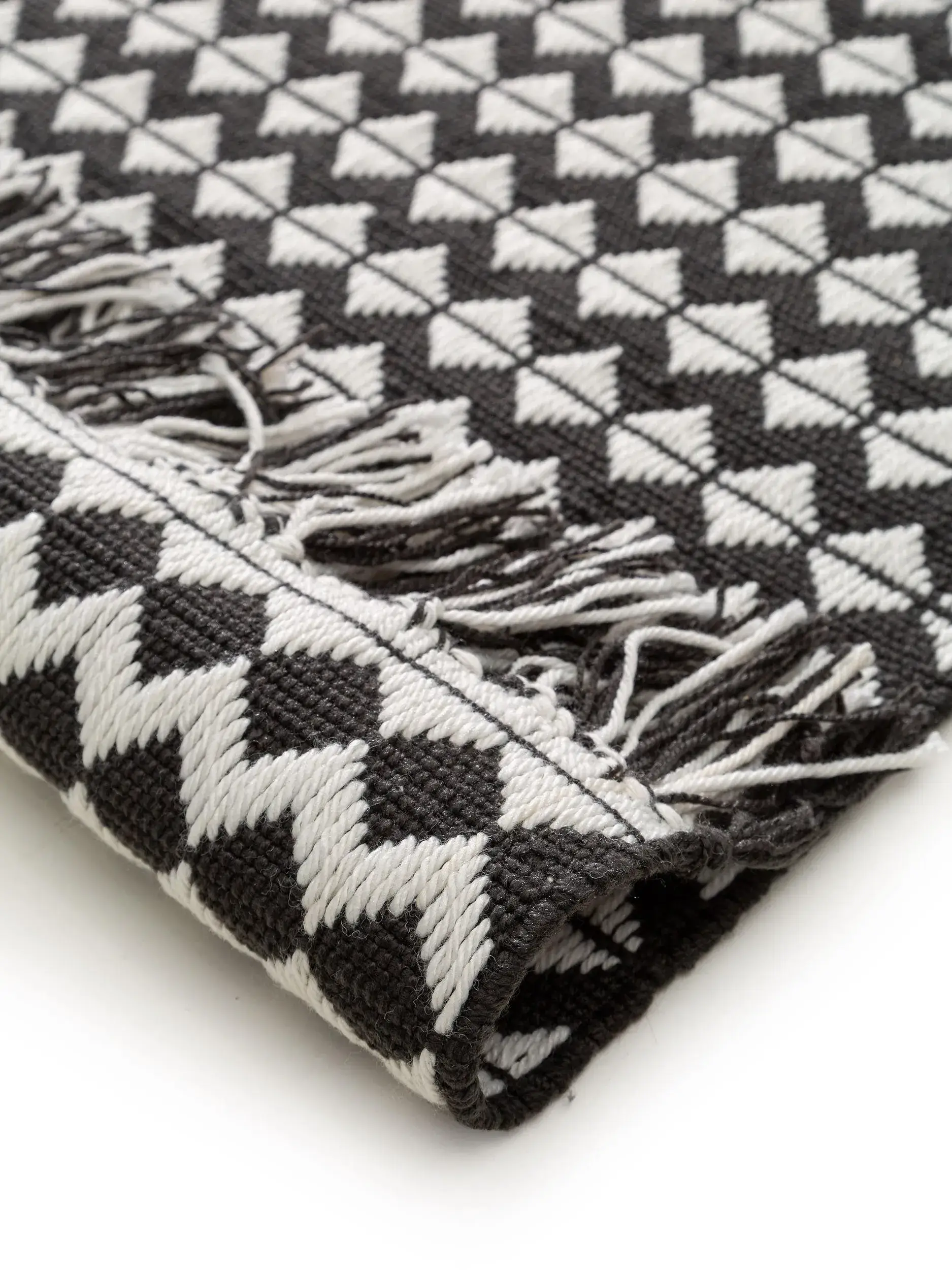 Matto 100% Polyester (recyceltes PET)a värissä Schwarz/Weiß 100% Polyester (recyceltes PET) korkealla nukalla merkiltä benuta Pure