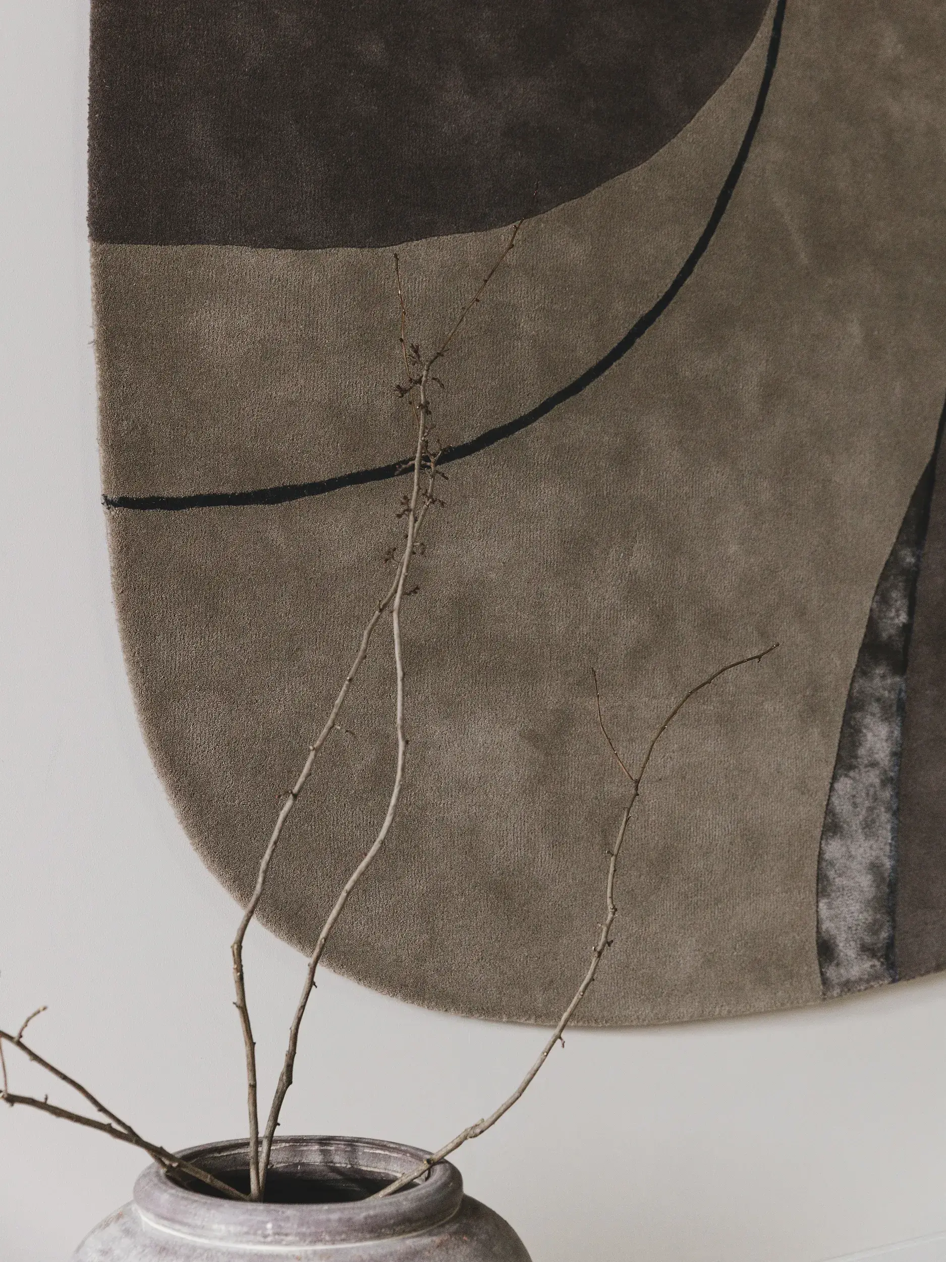 Tapijt van 85% Wol, 15% Viscose in Taupe met een 85% Wol, 15% Viscose hoge pool van benuta pure