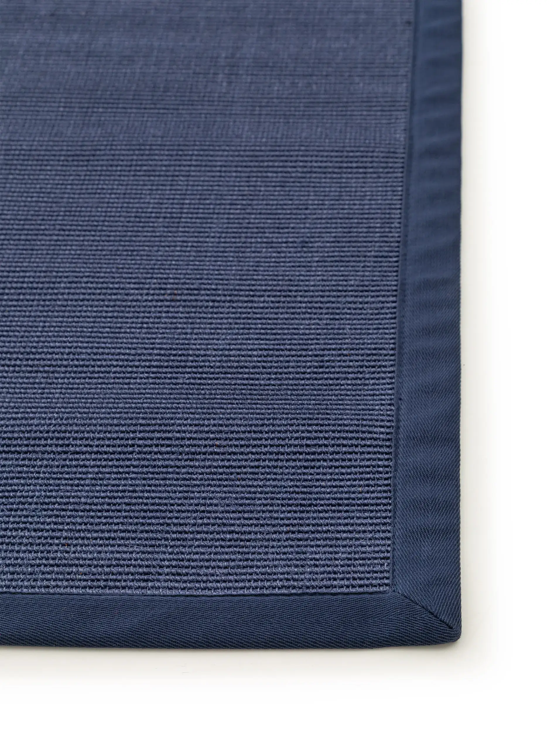 Teppich aus 100% Sisal in Blau mit 100% Sisal hohem Flor von benuta Nest