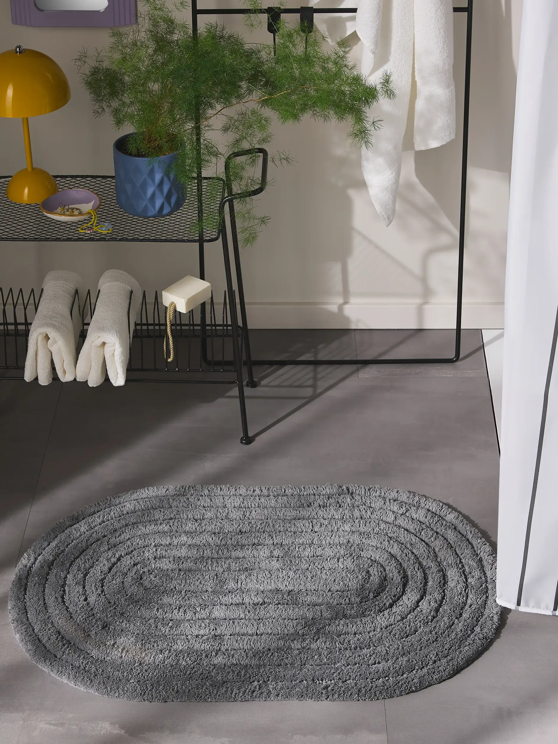 Alfombrilla de baño Nia Gris oscuro con diseño de Geométrico en 100% Algodón de benuta POP