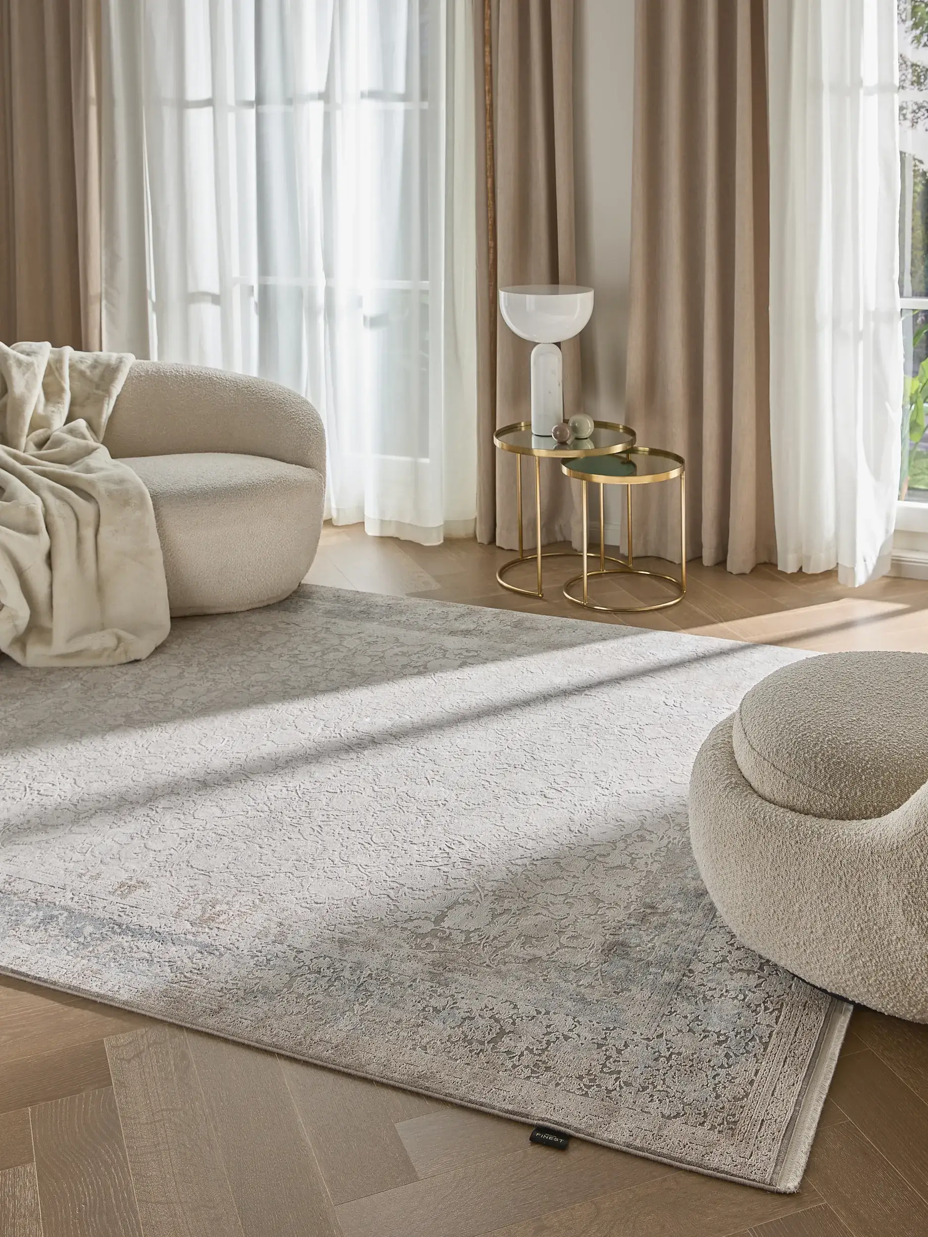 Teppich aus 89% Viskose, 11% Polyacryl in Grau mit 89% Viskose, 11% Polyacryl hohem Flor von benuta Finest