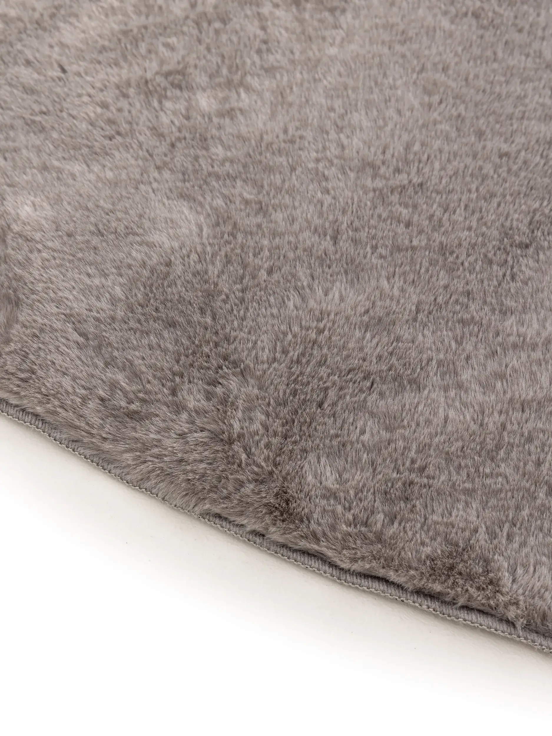 Rug made of 100% Polyester in Grey with a 100% Polyester high pile by benuta Basic