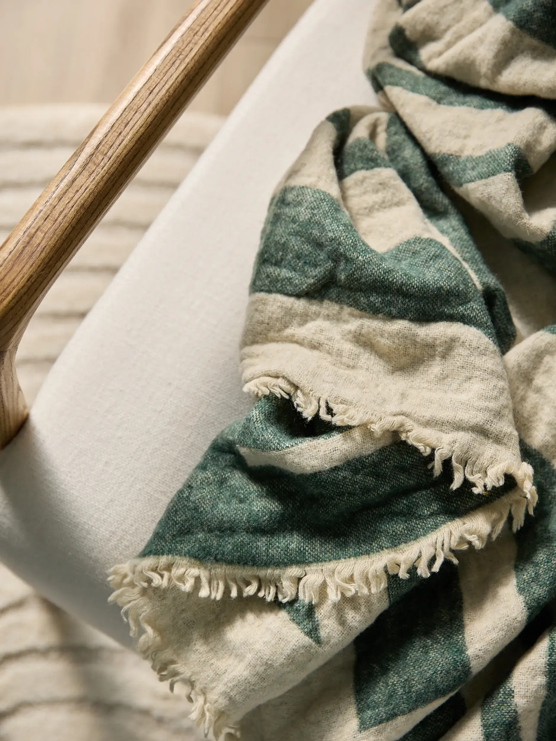 Tæppe Jana Cremehvid/Grøn fra benuta nest