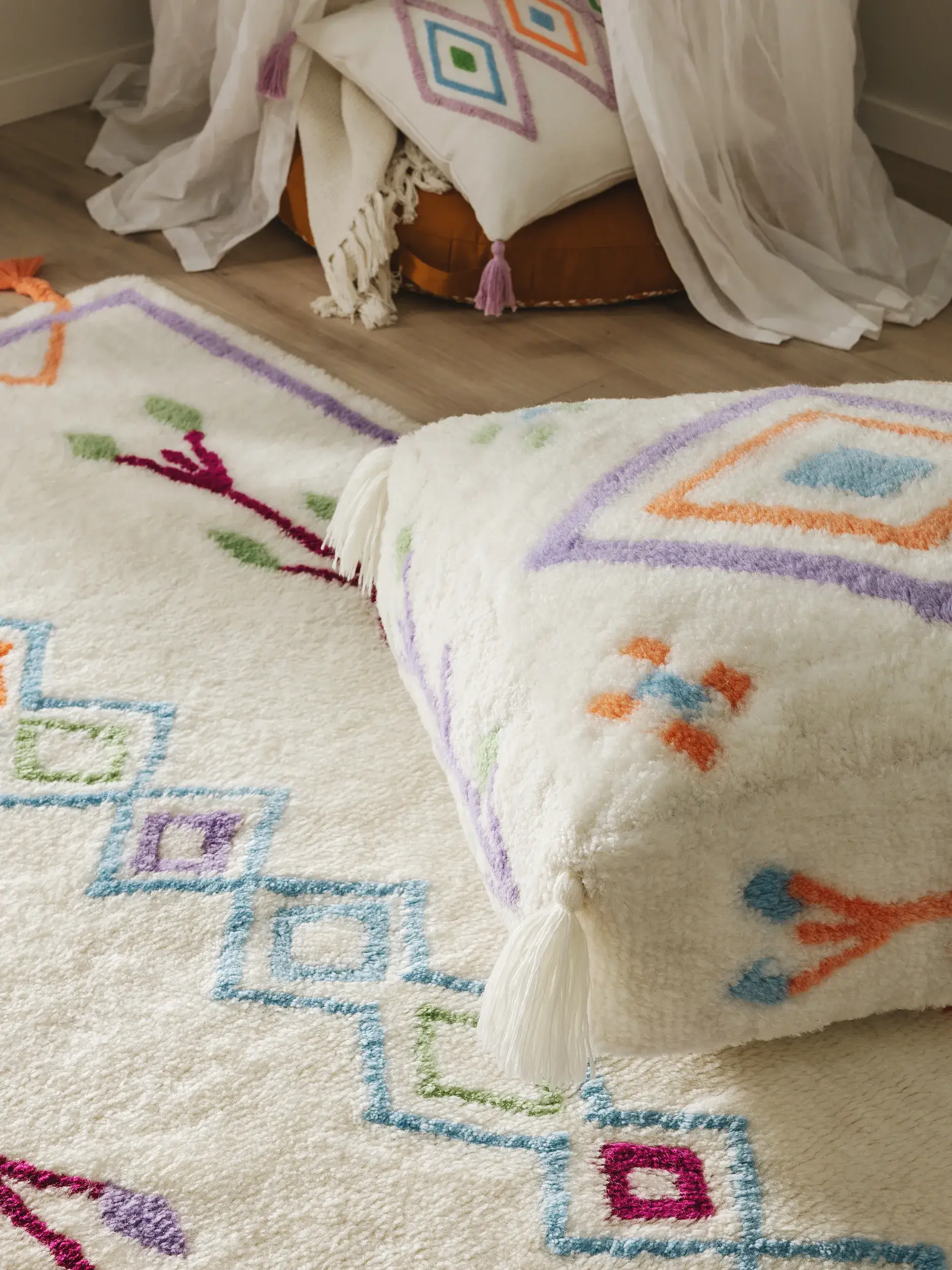 Handgefertigter Woll-Pouf Malika Multicolor im Design Orientalisch aus 100% Wolle von Lytte