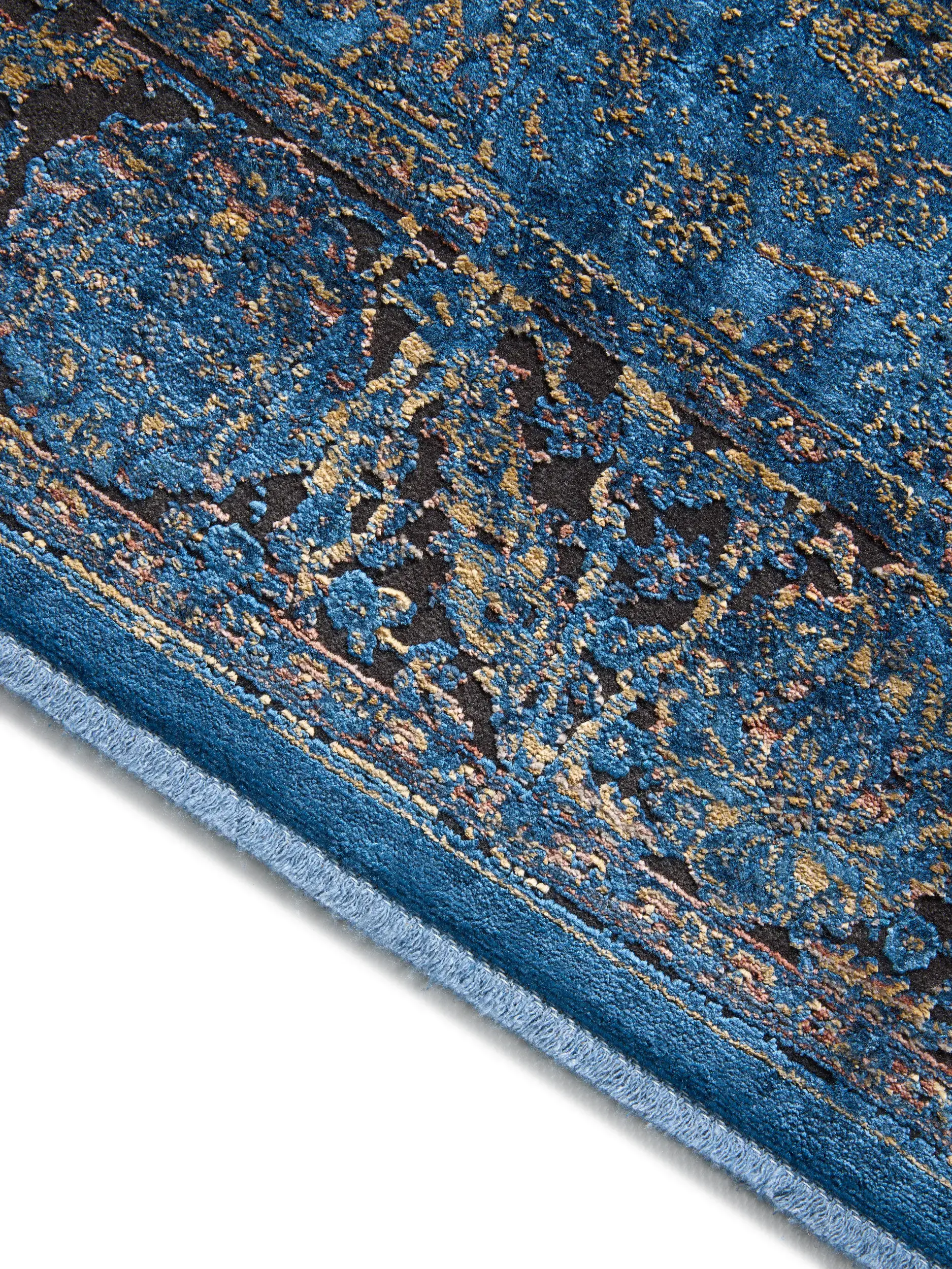 Teppich aus 56% Viskose, 30% Polyester, 14% Polyacryl in Blau mit 56% Viskose, 30% Polyester, 14% Polyacryl hohem Flor von benuta Finest