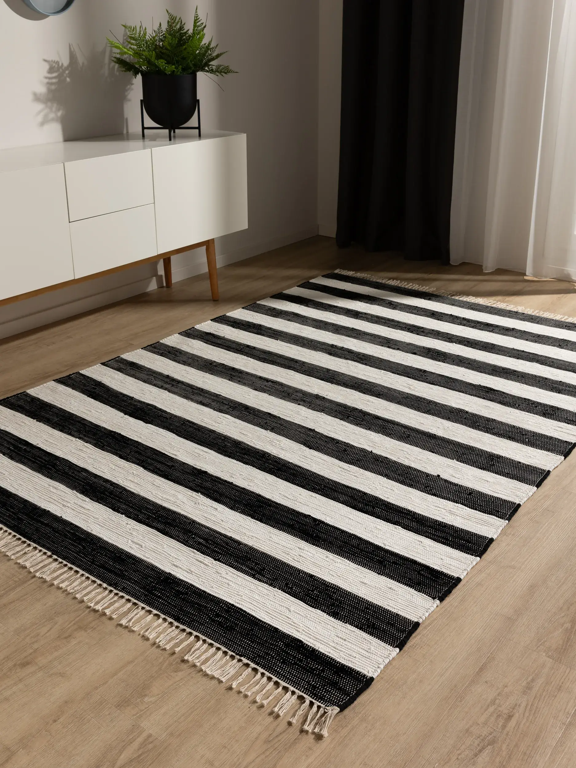 Teppich aus recyceltem Material Tom Schwarz/Weiß von 
