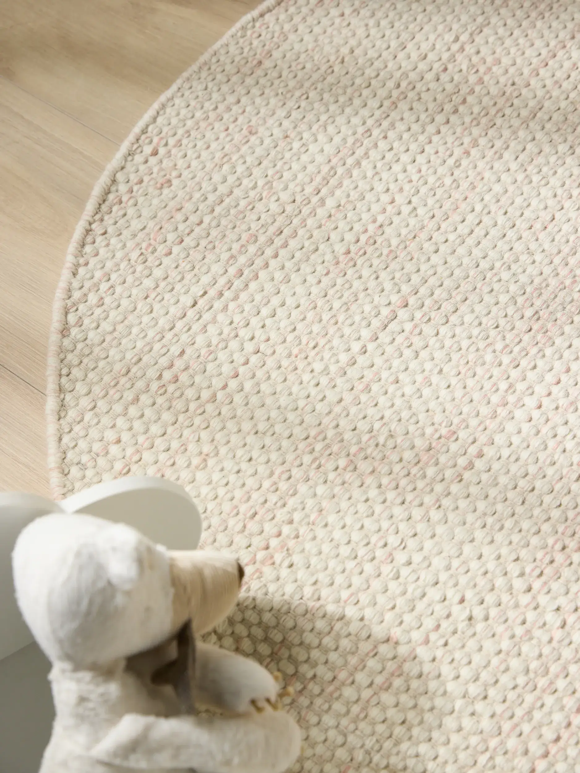 Teppich aus 100% Wolle (aus Neuseeland) in Rosa mit 100% Wolle (aus Neuseeland) hohem Flor von Lytte
