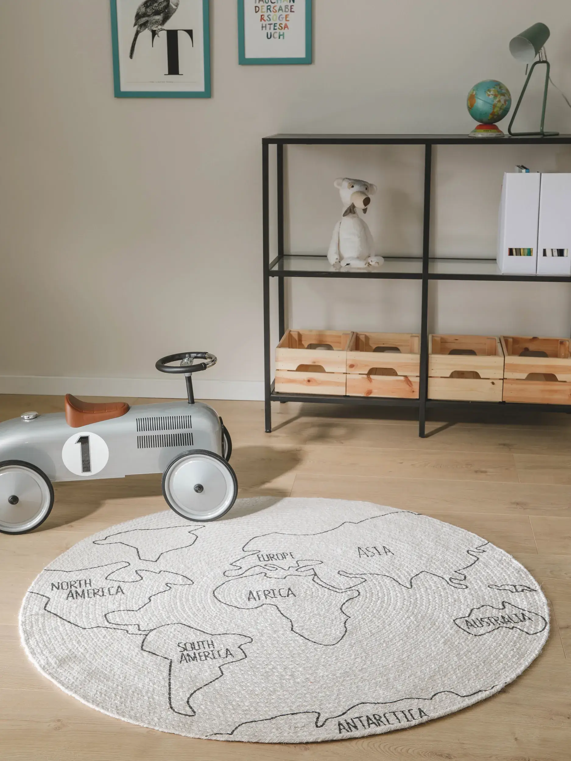 Teppich World Map aus 100% Jute in Schwarz/Weiß von Lytte