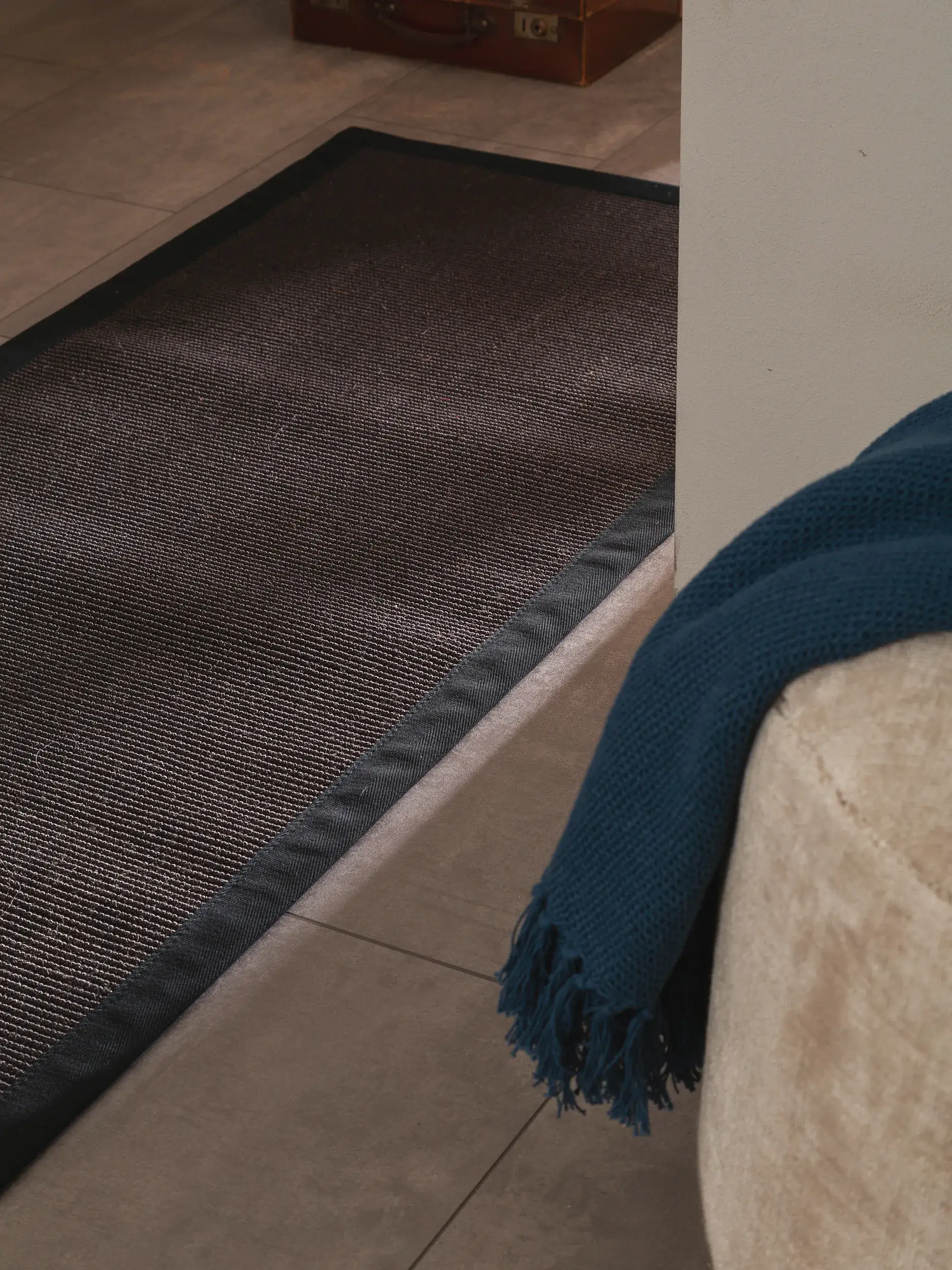 Teppich aus 100% Sisal in Schwarz mit 100% Sisal hohem Flor von benuta Nest