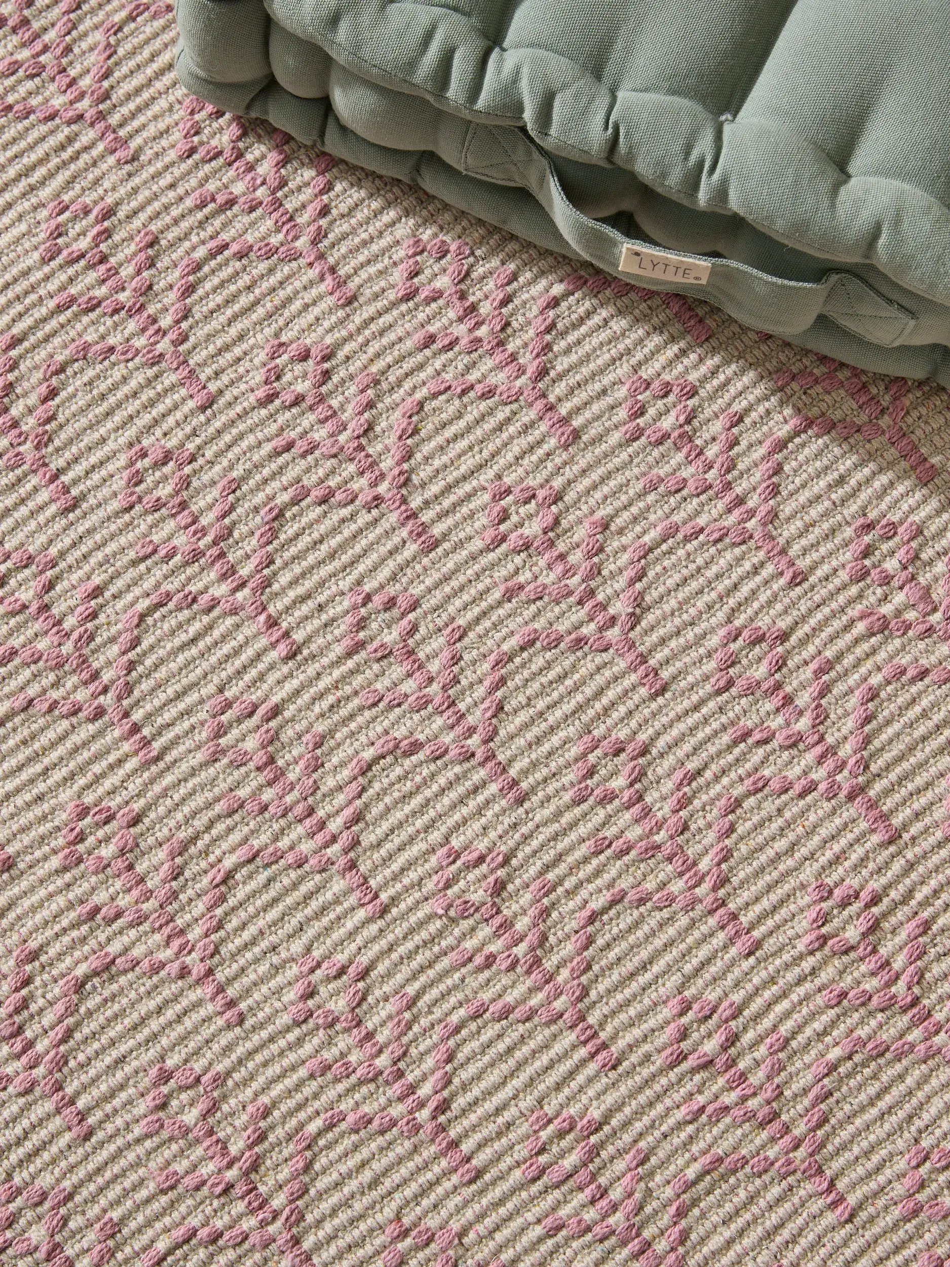 Matto 60% Baumwolle (recycelt), 40% Polyestera värissä Rosa 60% Baumwolle (recycelt), 40% Polyester korkealla nukalla merkiltä Lytte