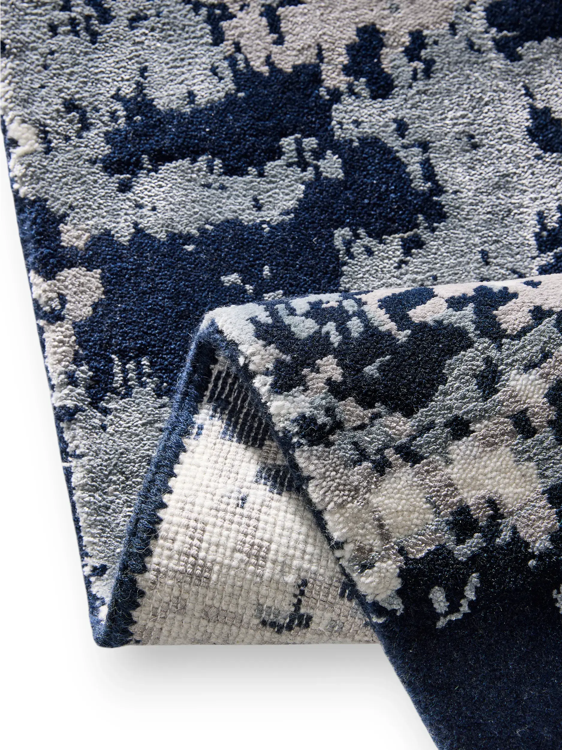 Teppich aus 55% Viscose, 45% Wool in Blue mit 55% Viscose, 45% Wool hohem Flor von benuta Finest