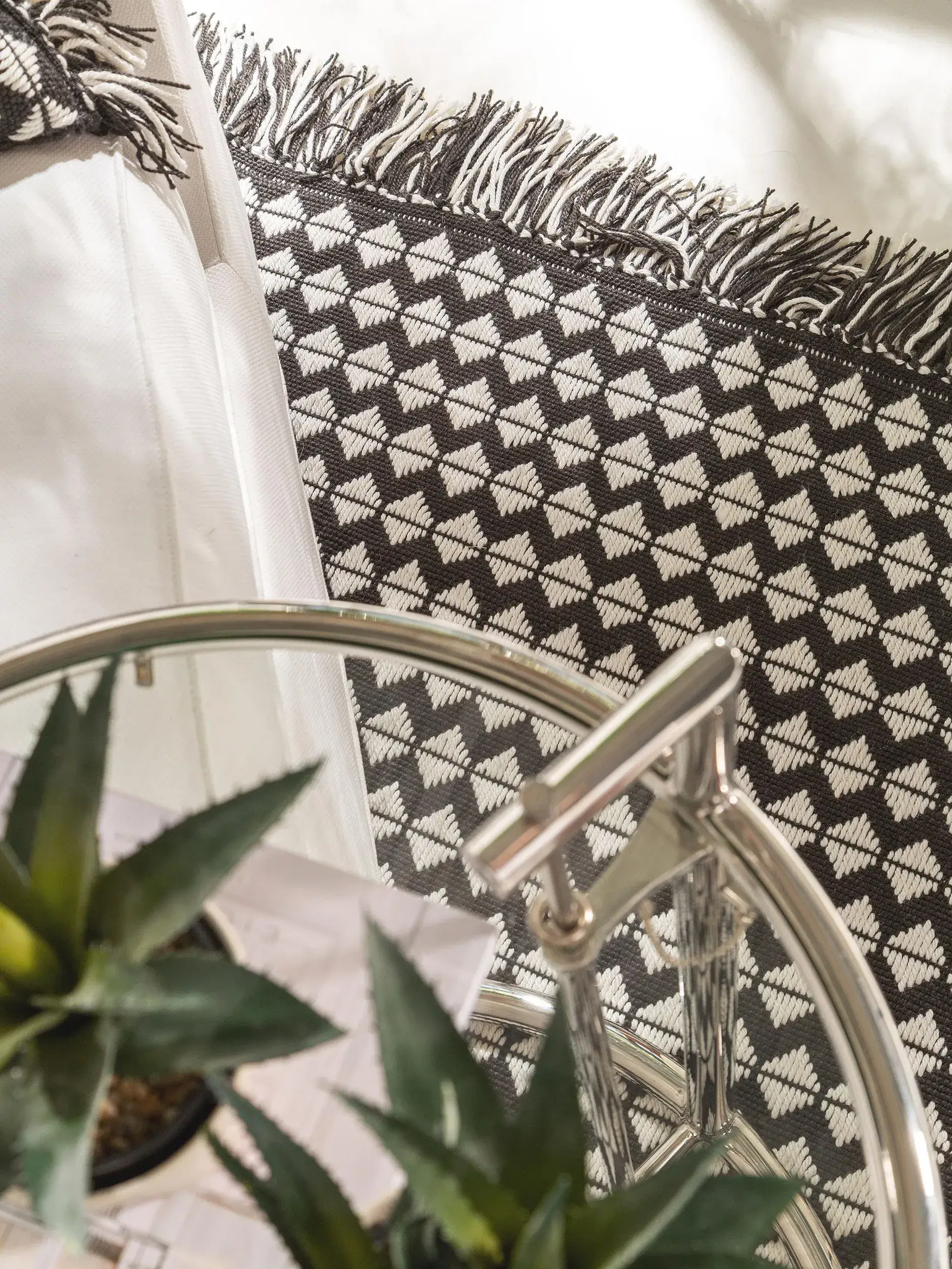 Matto 100% Polyester (recyceltes PET)a värissä Schwarz/Weiß 100% Polyester (recyceltes PET) korkealla nukalla merkiltä benuta Pure