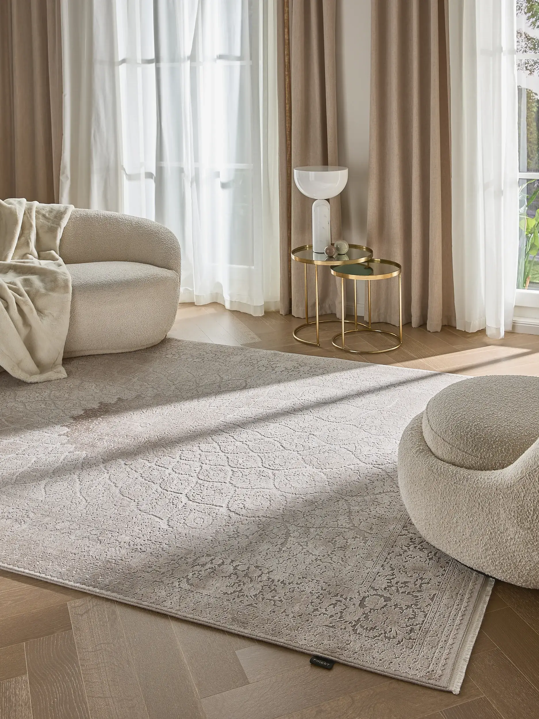 Teppich aus 89% Viskose, 11% Polyacryl in Grau mit 89% Viskose, 11% Polyacryl hohem Flor von benuta Finest