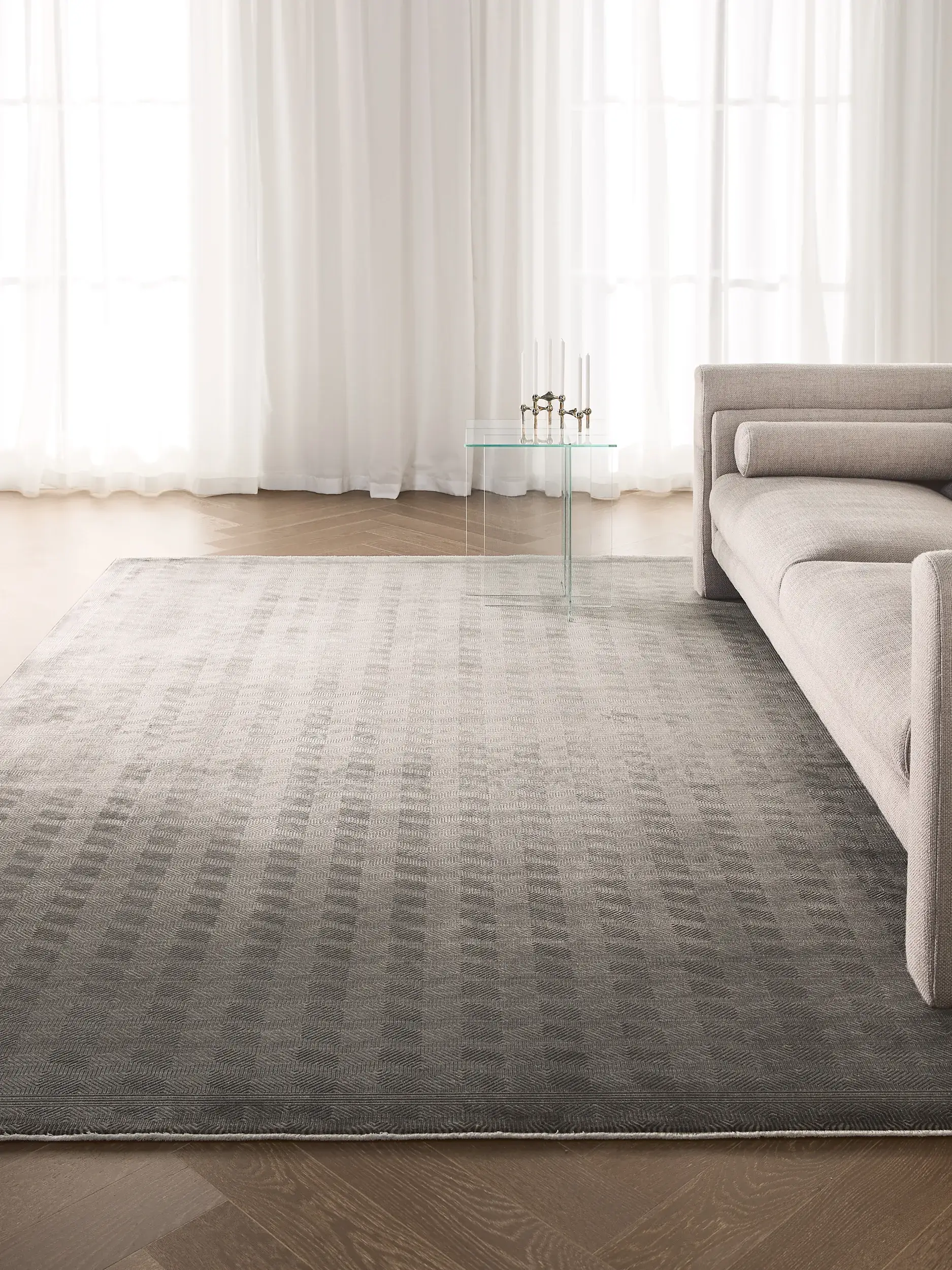 Teppich aus 60% Viskose, 40% Polyacryl (Chenille) in Grau mit 60% Viskose, 40% Polyacryl (Chenille) hohem Flor von benuta Finest
