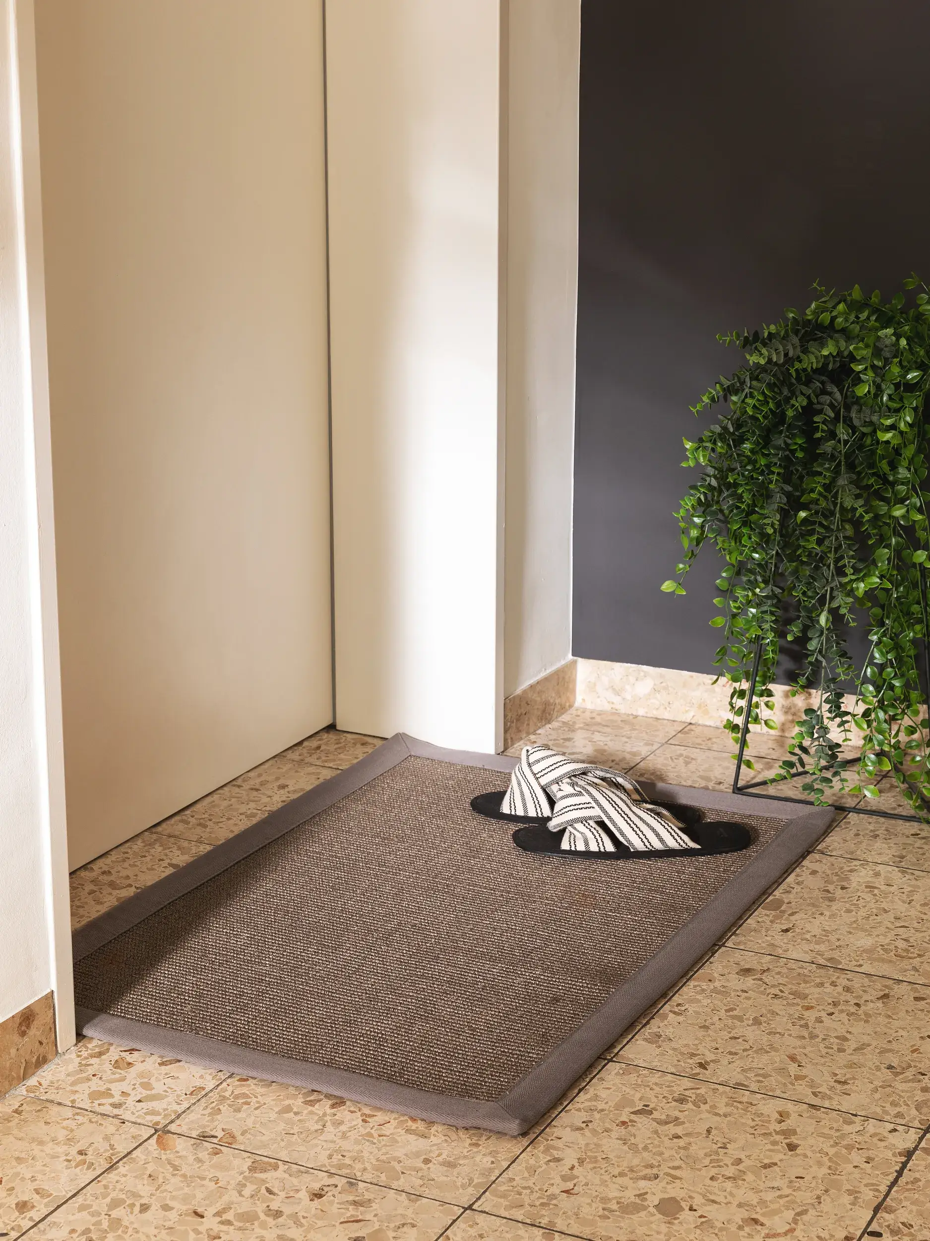 Fußmatte Sana Grau im Design Bordüre aus 100% Sisal von benuta Nest