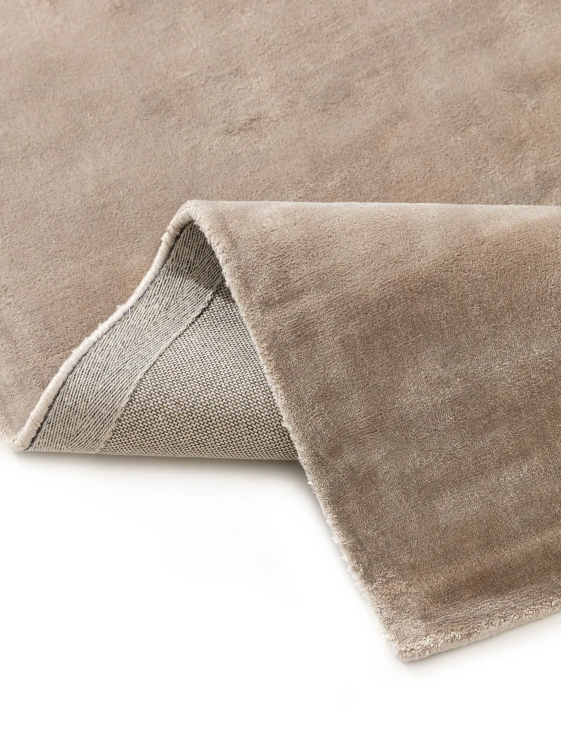 Tapijt van 100% Viscose in Taupe met een 100% Viscose hoge pool van benuta pure